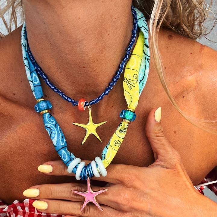 Collana con sciarpa e bandana a forma di stella marina al neon e perline