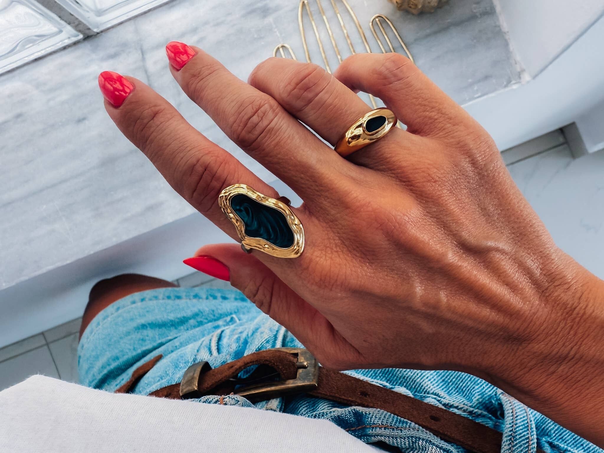 Bague de forme artistique en émail noir et or