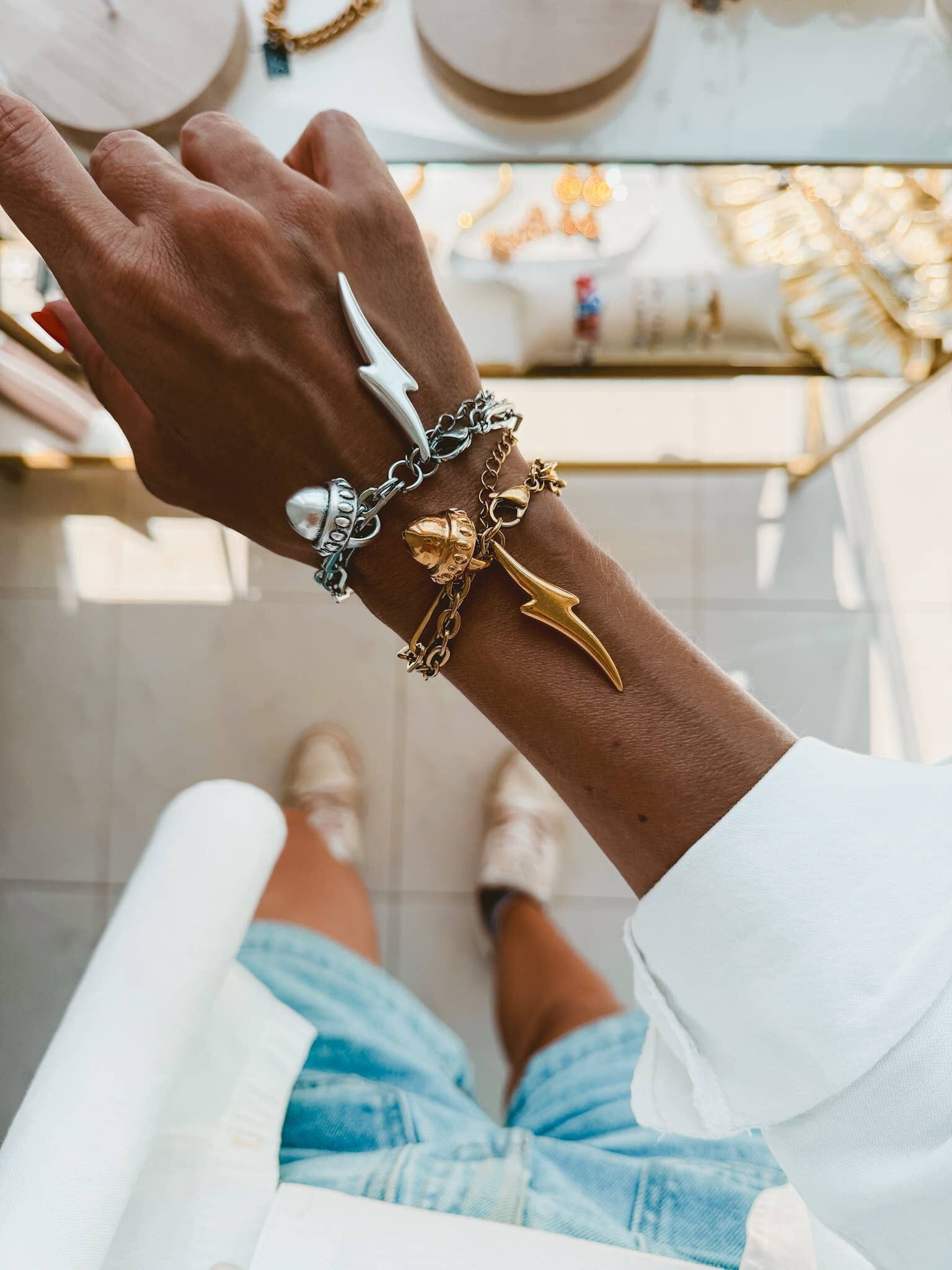 Pulsera gruesa de doble cadena con dije de trueno y toro