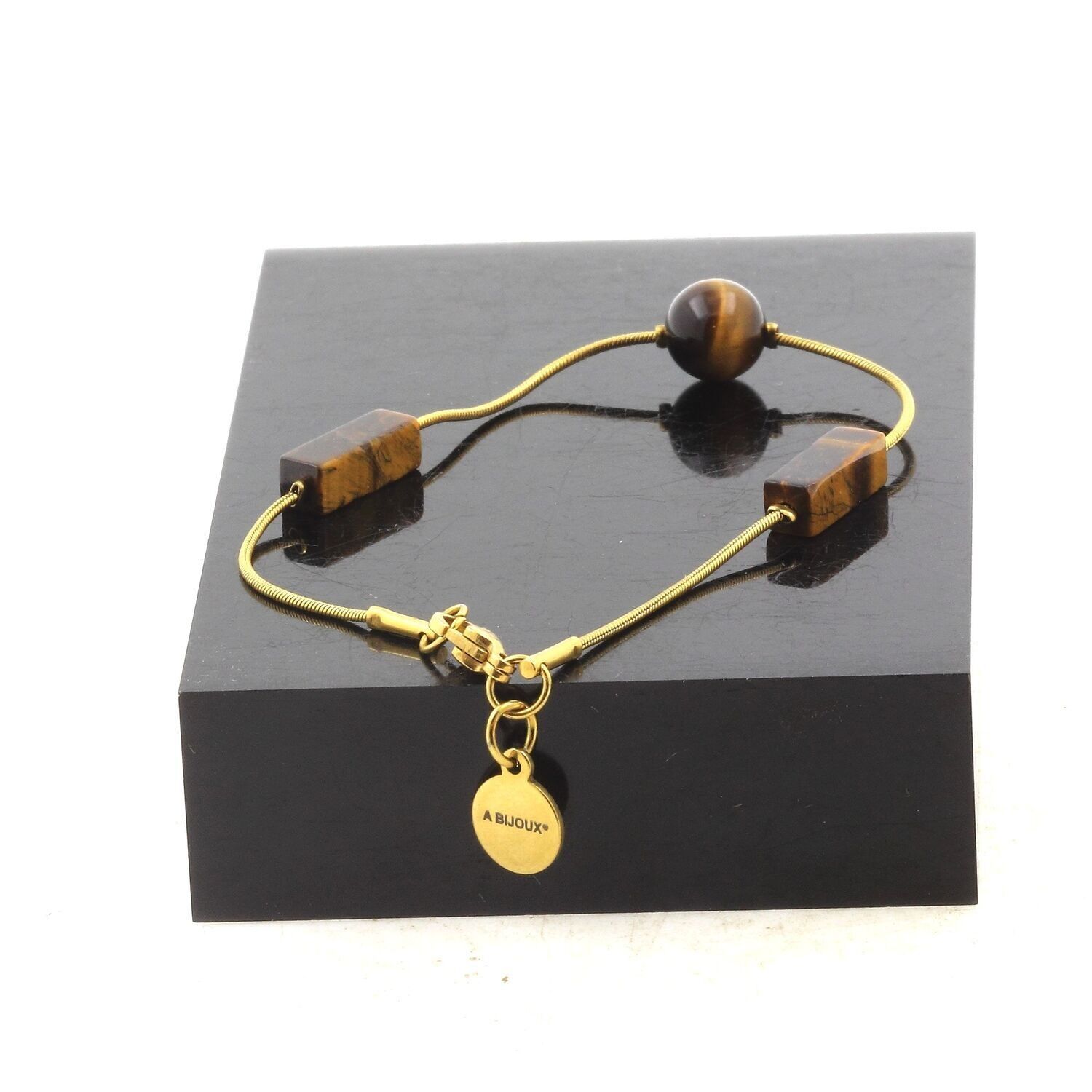 Bracciale in acciaio inossidabile placcato oro con 2 perle rettangolari in occhio di tigre (13 mm) + 1 perla rotonda (8 mm). Fatto in Francia