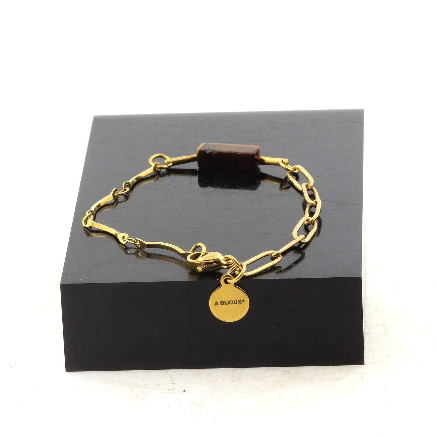 Doppeltes Armband aus vergoldetem Edelstahl mit einer rechteckigen Tigerauge-Perle (13 mm). Hergestellt in Frankreich