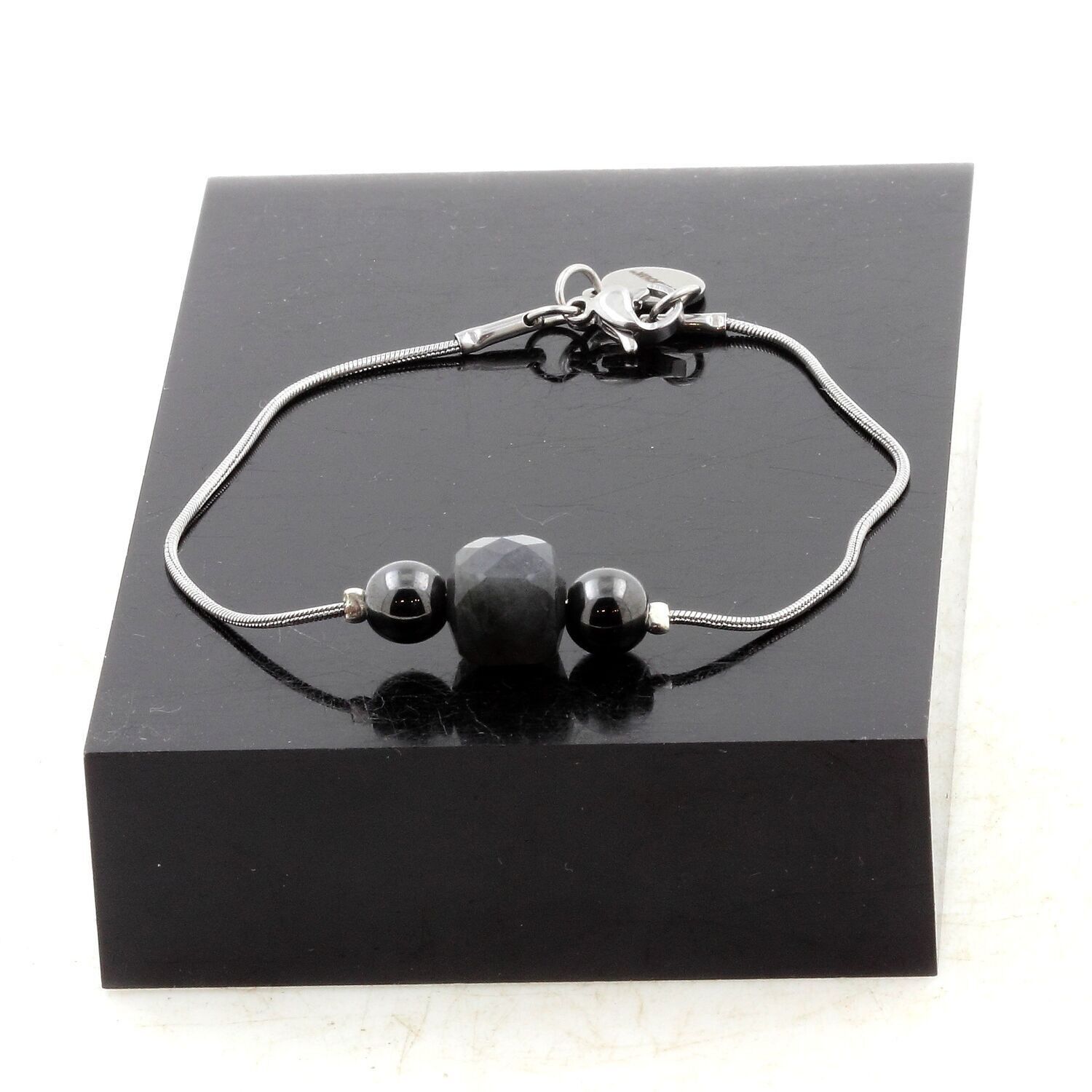 Edelstahlarmband mit 1 Labradoritperle (9 mm facettierter Würfel) + 2 Hämatitperlen (6 mm). Hergestellt in Frankreich