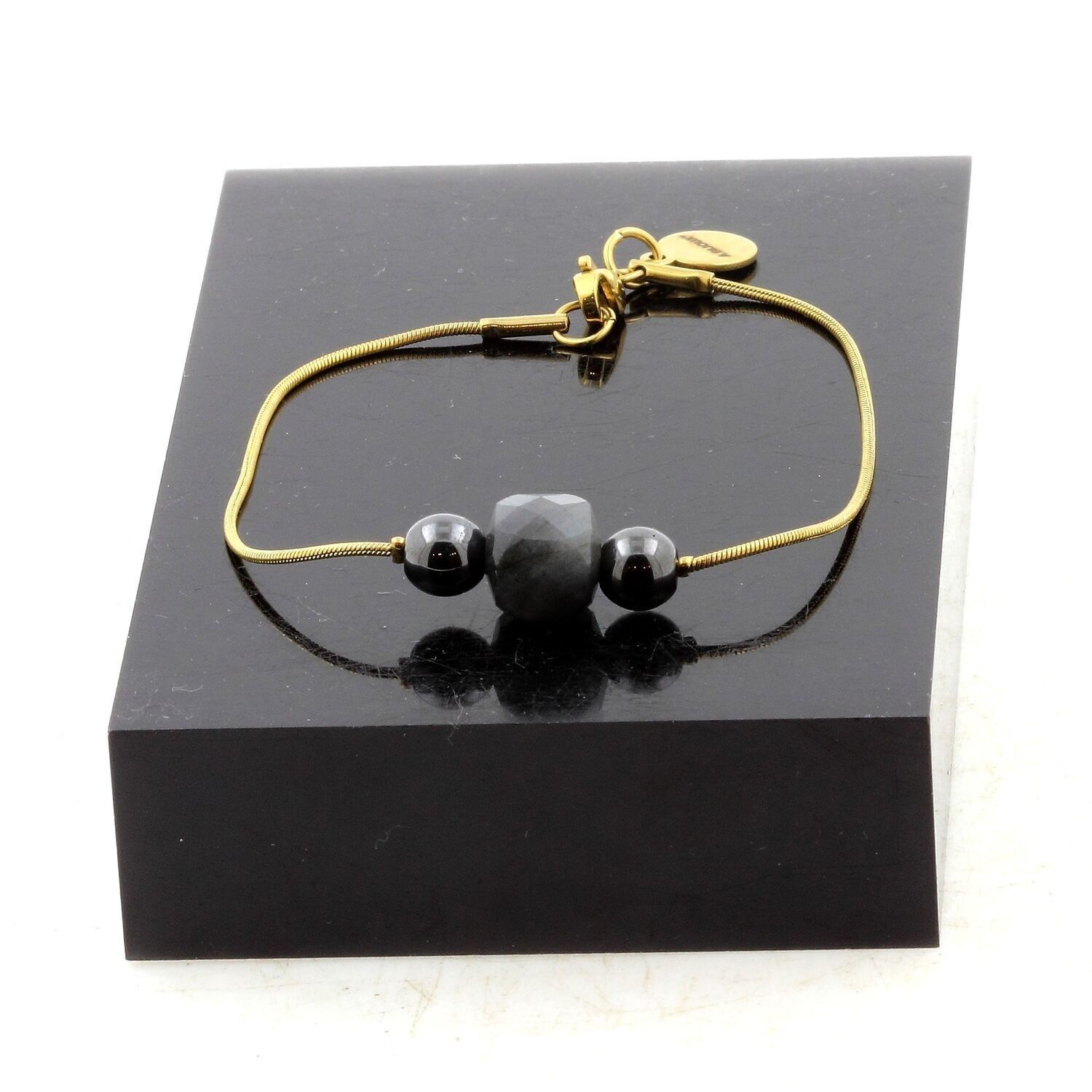 Vergoldetes Edelstahlarmband mit 1 Labradoritperle (9 mm facettierter Würfel) + 2 Hämatitperlen (6 mm). Hergestellt in Frankreich