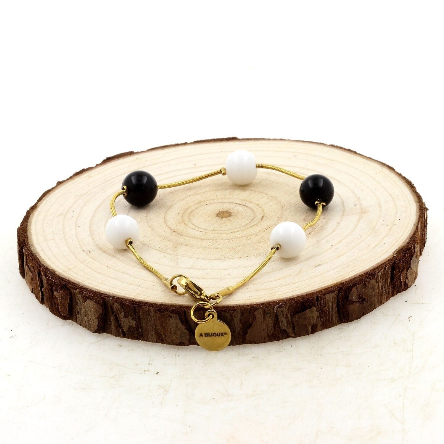 Vergoldetes Edelstahlarmband mit 5 weißen Achatperlen + schwarzen Achatperlen, 8 mm. Hergestellt in Frankreich