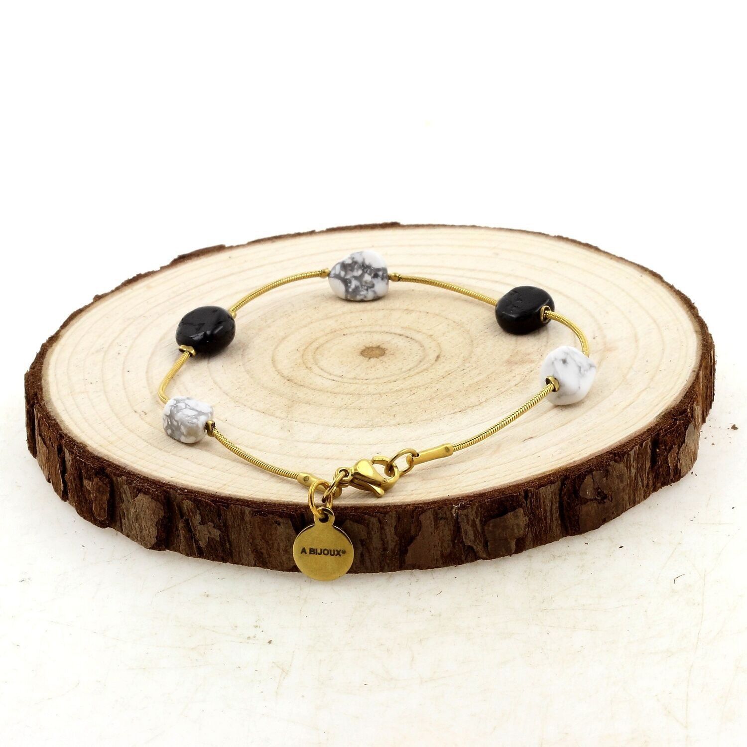 Vergoldetes Edelstahlarmband mit 5 Turmalin-Schörl-Perlen aus Brasilien + Howlith-Perlen aus den USA. Hergestellt in Frankreich