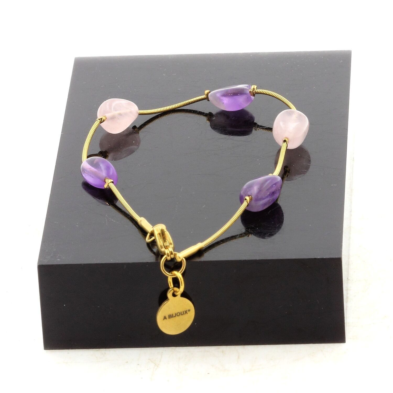 Armband aus vergoldetem Edelstahl mit 5 Perlen aus brasilianischem Rosenquarz und brasilianischem Amethyst. Hergestellt in Frankreich