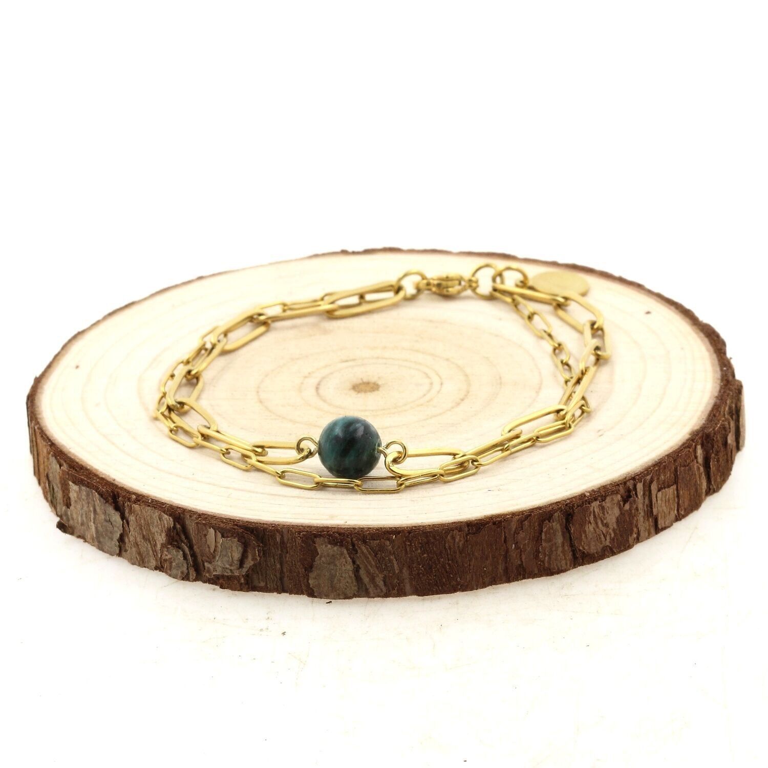 Doppeltes Armband aus vergoldetem Edelstahl (6x2 & 12x4 mm) mit einer 8 mm großen smaragdgrünen Perle aus Sambia. Hergestellt in Frankreich