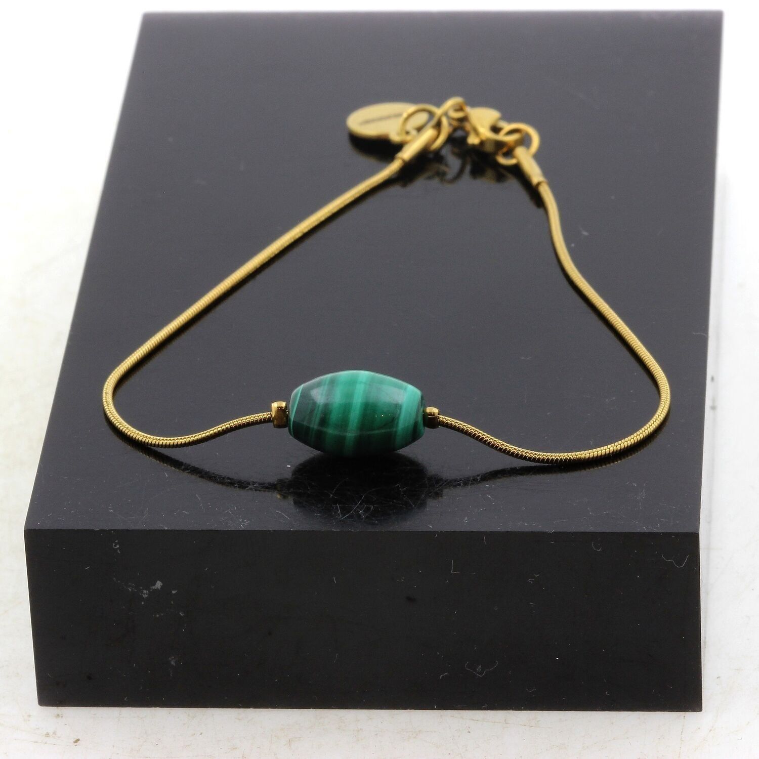 Vergoldetes Edelstahlarmband mit 1 länglicher, ovaler Malachitperle (8x11 mm). Hergestellt in Frankreich