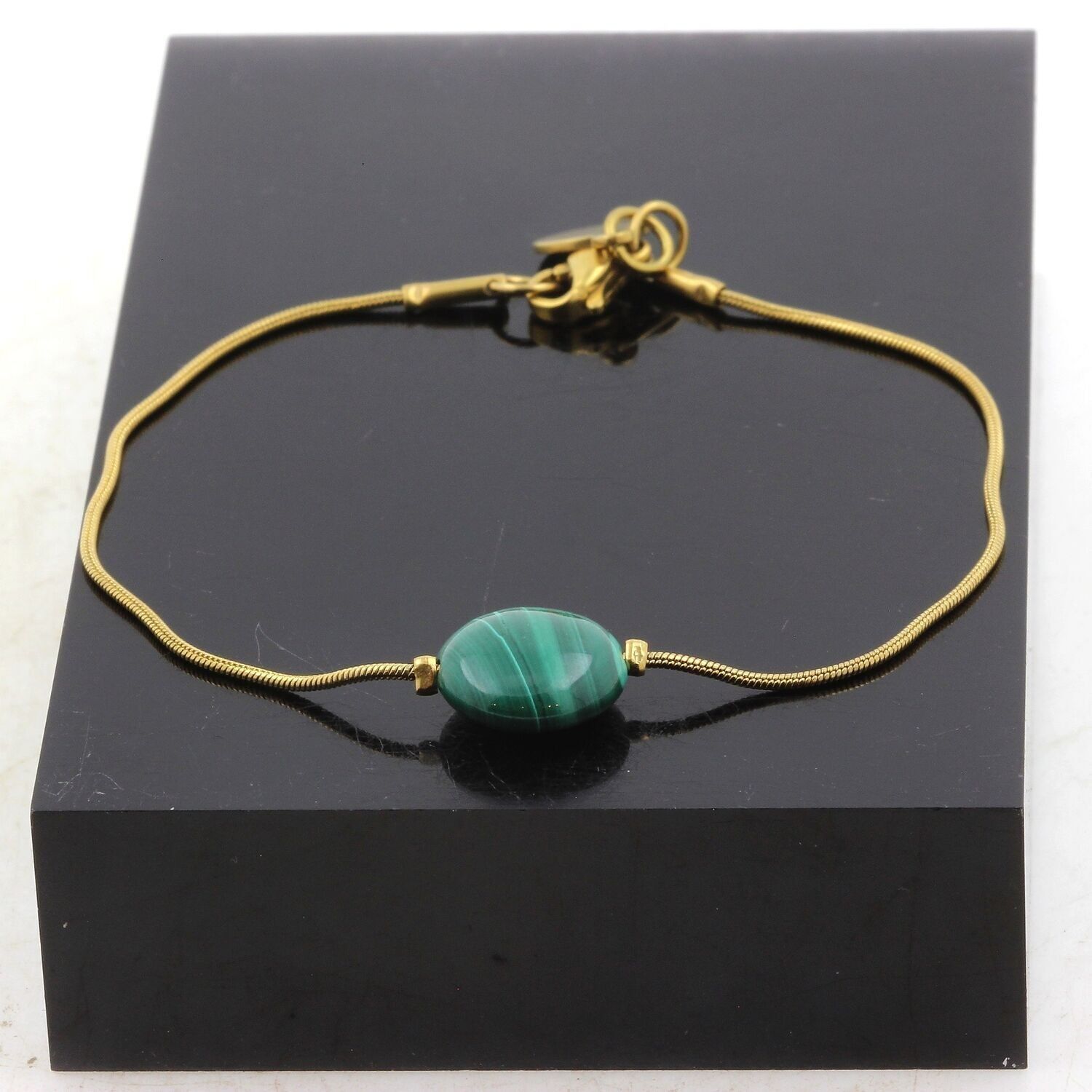 Vergoldetes Edelstahlarmband mit einer runden 12-mm-Malachitperle. Hergestellt in Frankreich