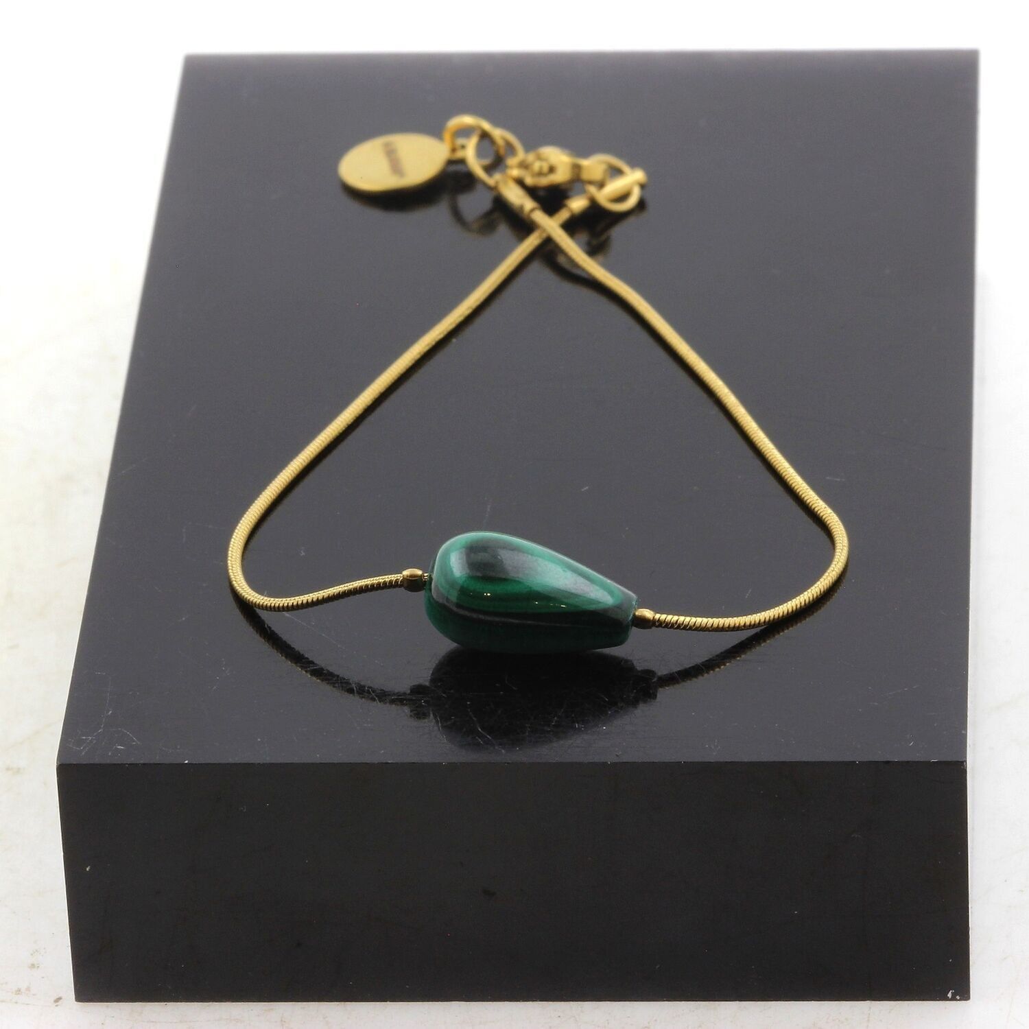 Armband aus vergoldetem Edelstahl mit 1 tropfenförmigen Malachitperle (8x14 mm). Hergestellt in Frankreich