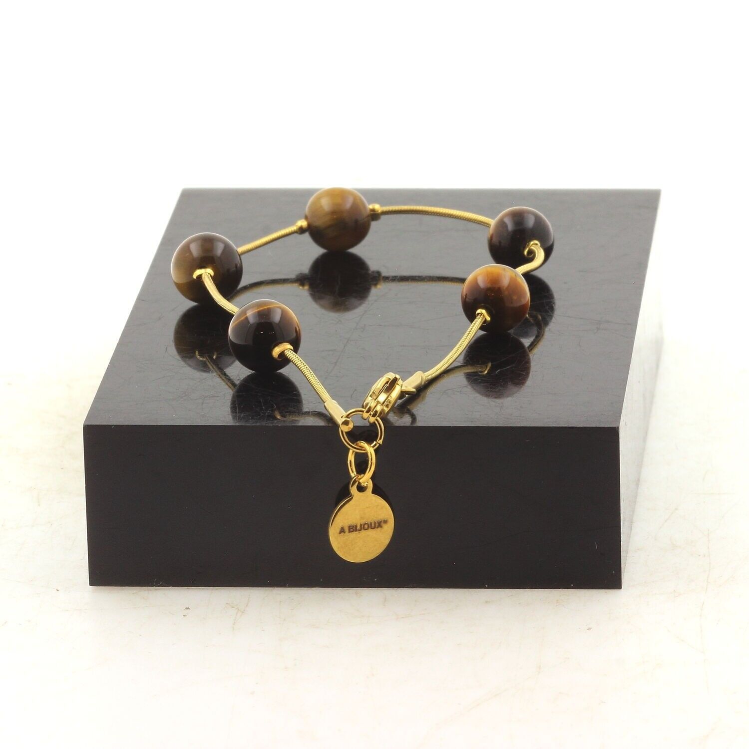 Bracciale in acciaio inossidabile placcato oro con 5 perle di occhio di tigre, 8 mm. Fatto in Francia