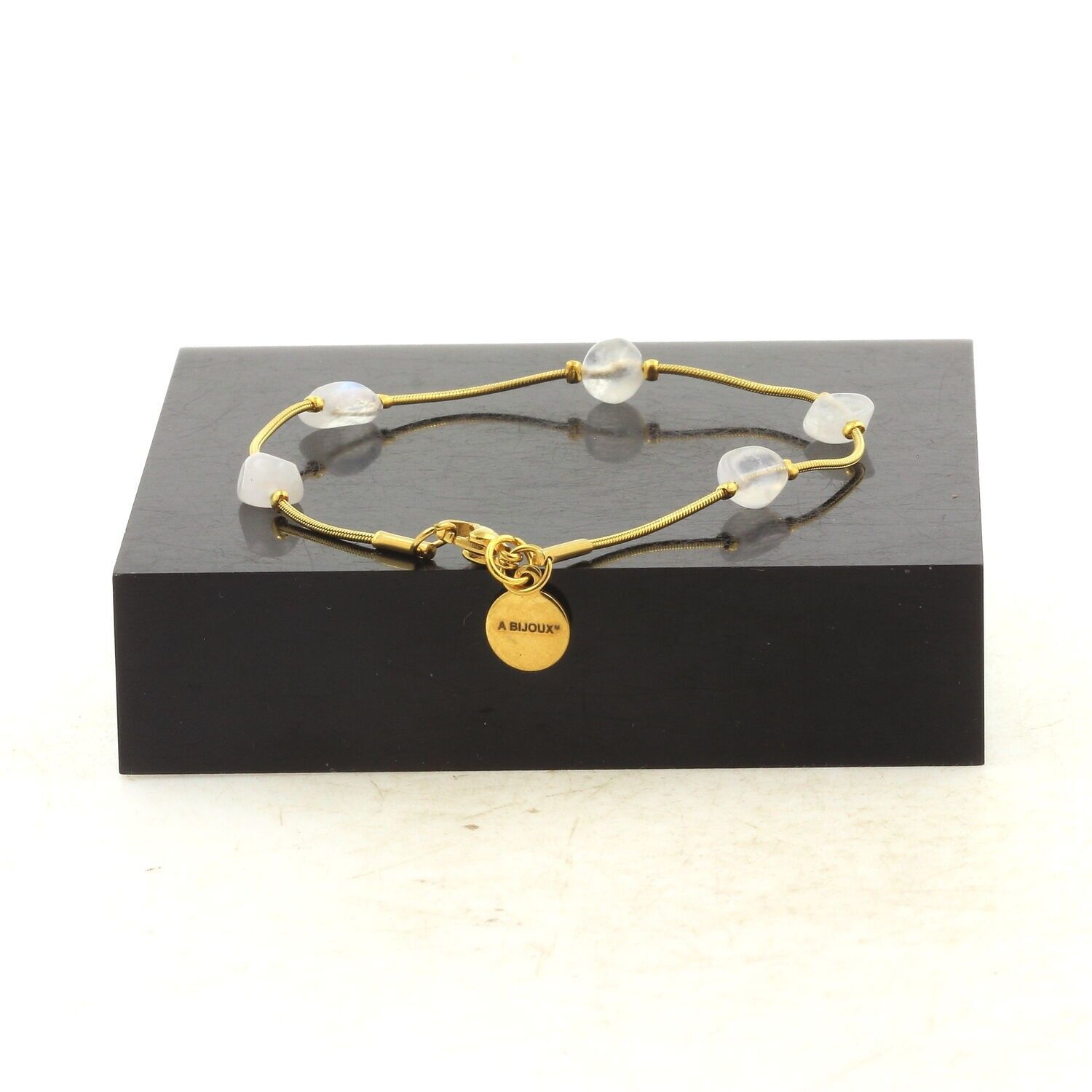 Bracciale in acciaio inossidabile placcato oro con 5 perle di pietra di luna indiana di forma libera (5 mm-8 mm). Fatto in Francia