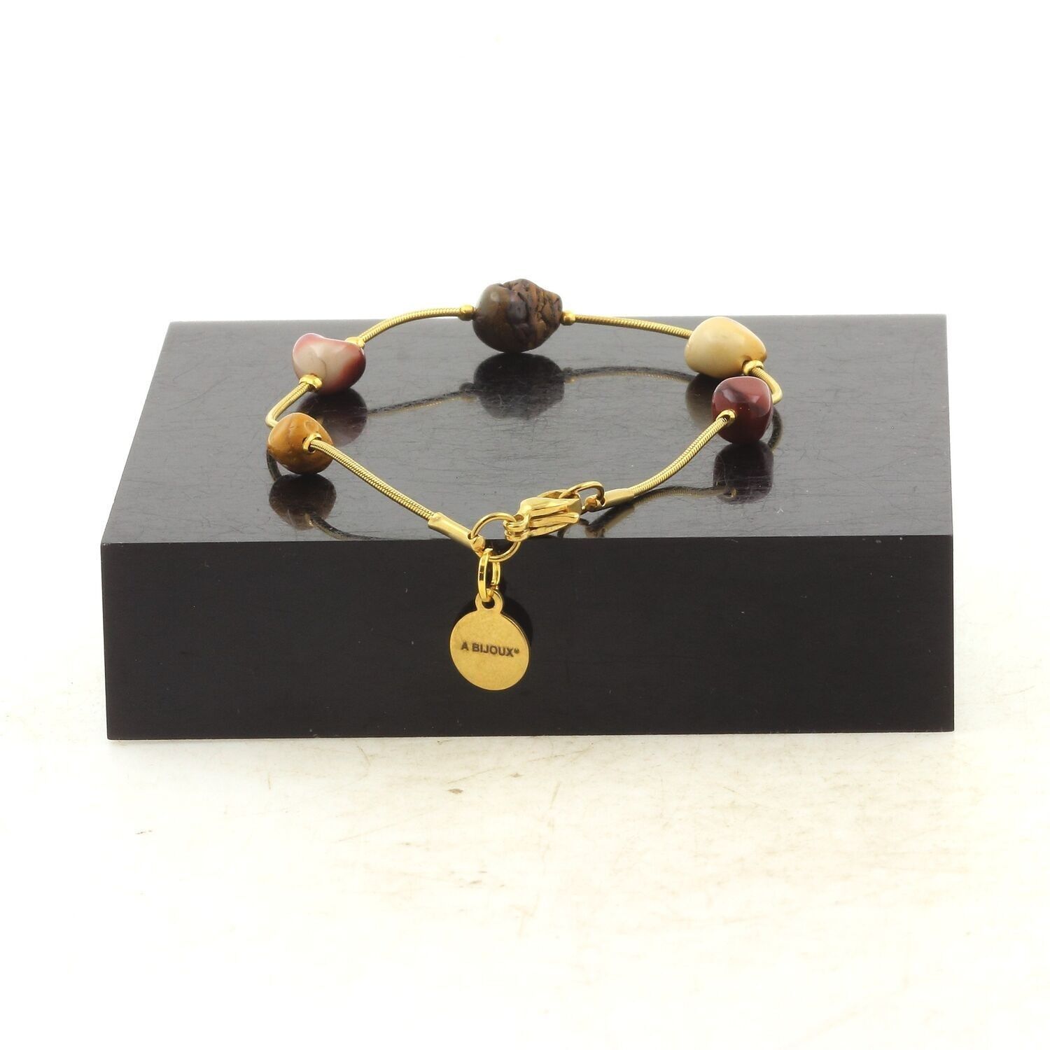 Bracciale in acciaio inossidabile placcato oro con 5 perle di Mookaite australiana di forma libera, da 5 mm a 8 mm. Fatto in Francia