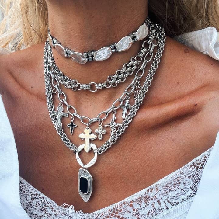 Conjunto de collar con dije de cruz en capas en tonos plateados