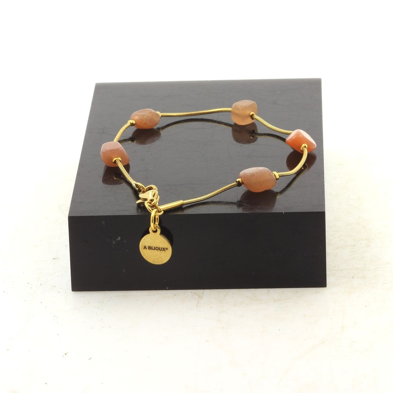 Bracciale in acciaio inossidabile placcato oro con 5 perle di pietra del sole della Tanzania. Fatto in Francia