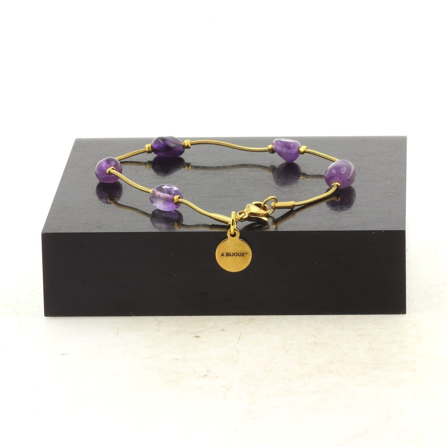 Pulsera de acero inoxidable bañada en oro con 5 cuentas de amatista brasileña de forma libre, de 5 mm a 8 mm. Fabricado en Francia