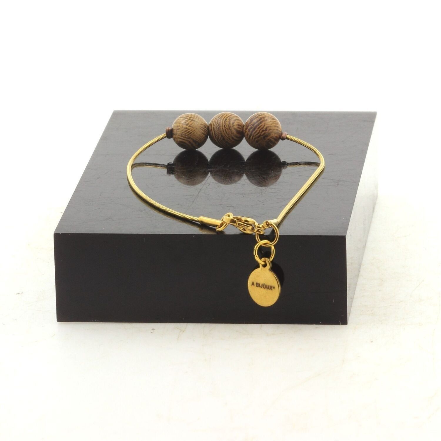 Bracciale in acciaio inossidabile placcato oro con 3 perle di legno, 8 mm. Fatto in Francia