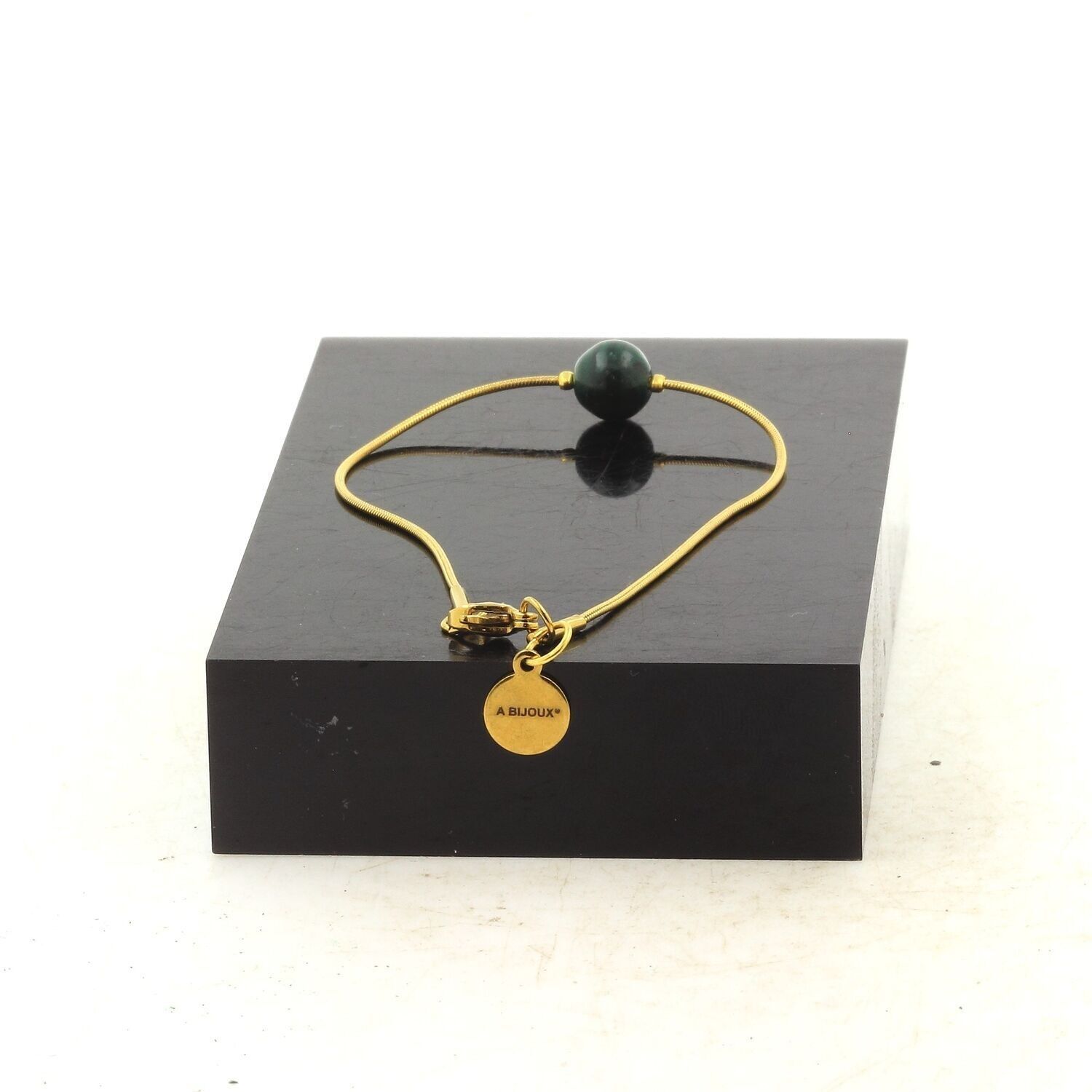 Bracciale in acciaio inossidabile placcato oro con 1 perla di malachite da 8 mm proveniente dal Congo, qualità 7A. Fatto in Francia
