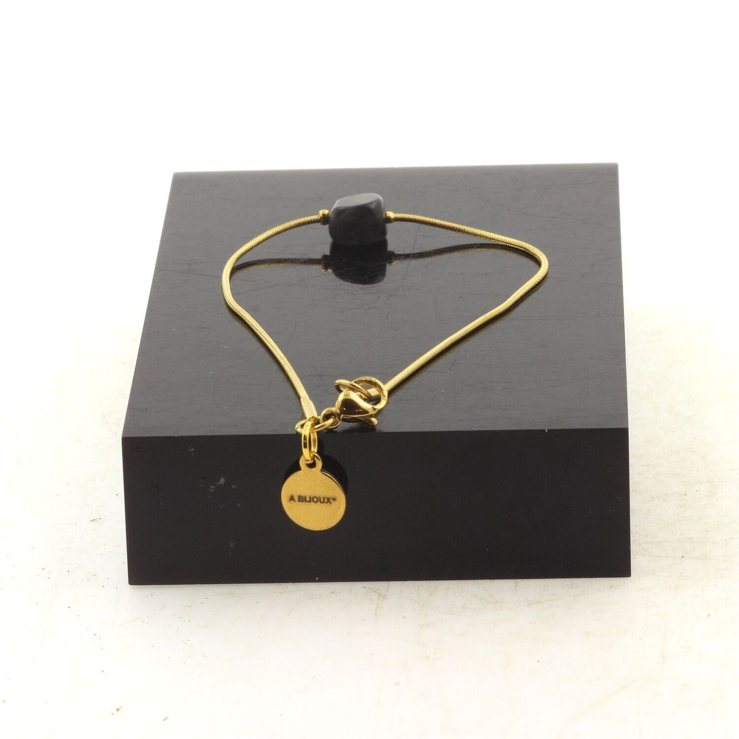 Bracciale in acciaio inossidabile placcato oro con 1 perla di labradorite di forma libera proveniente dalla Finlandia, da 5 mm a 8 mm. Fatto in Francia