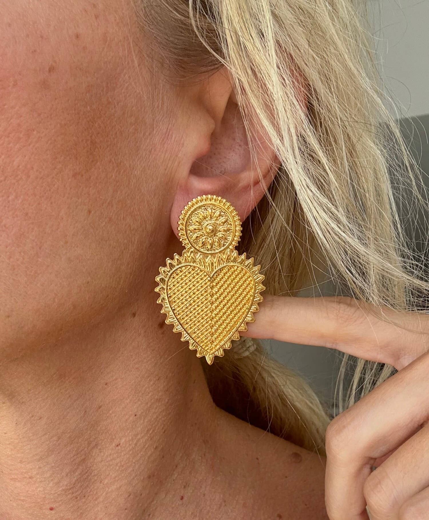 Big vintage hearts chandelier earrings in gold