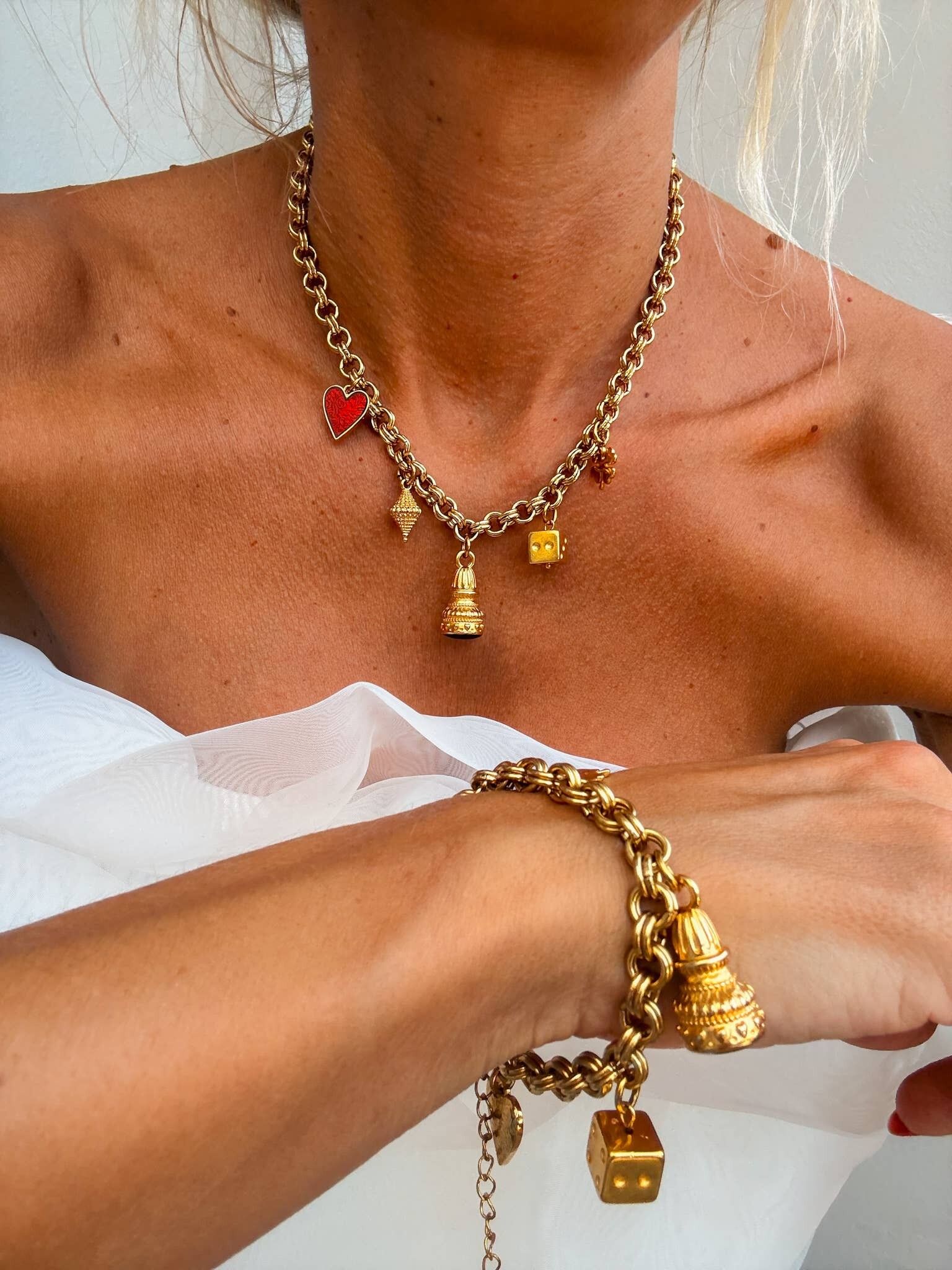 Collana a catena spessa in oro con ciondoli portafortuna e vintage