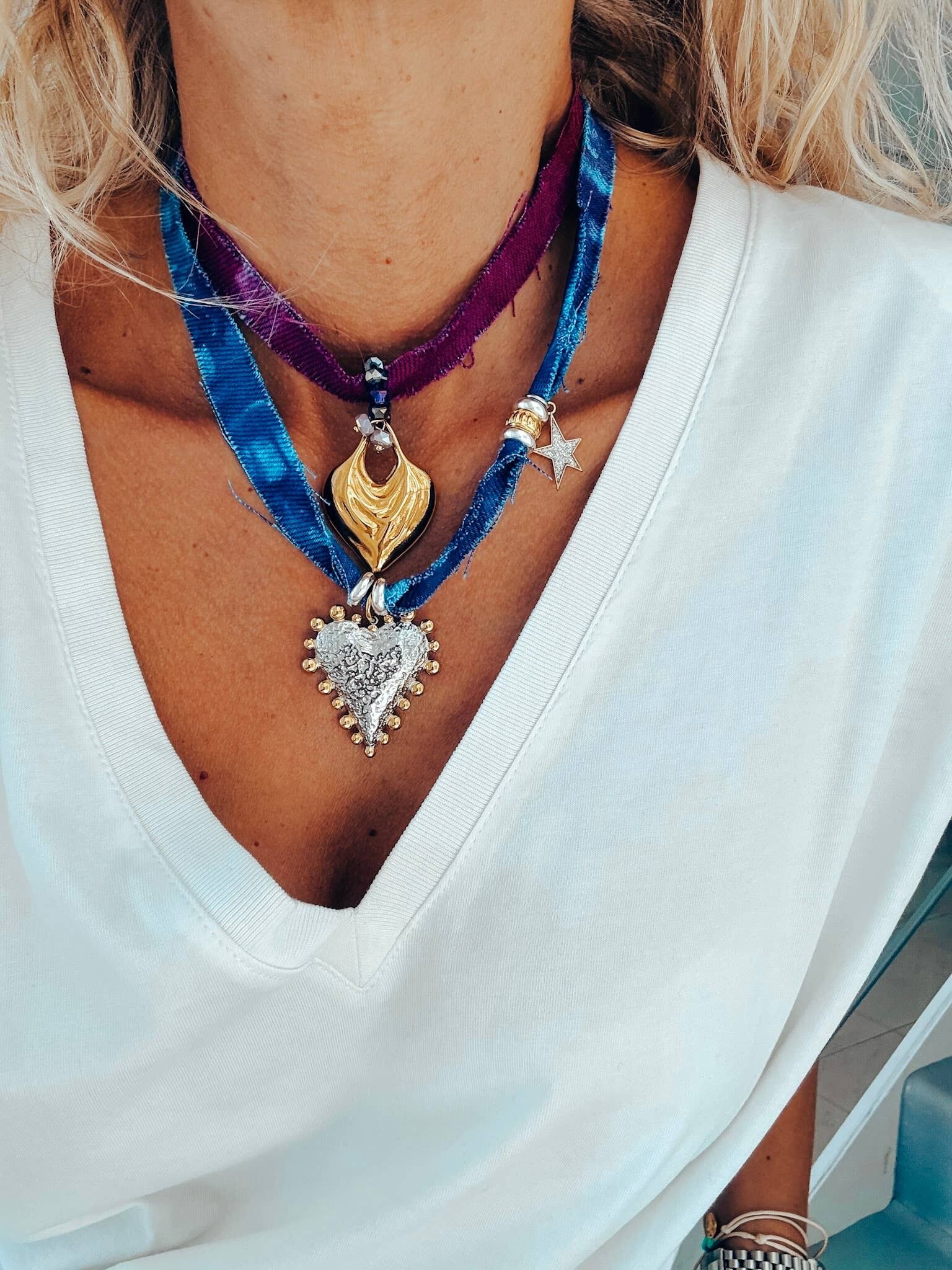 Collana in denim tie-dye con grande ciondolo a forma di cuore