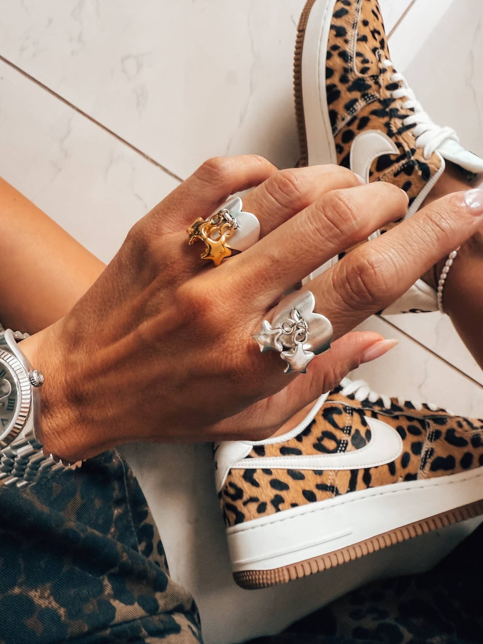 Anillos en forma de corazón con estrellas de globo en oro y plata.