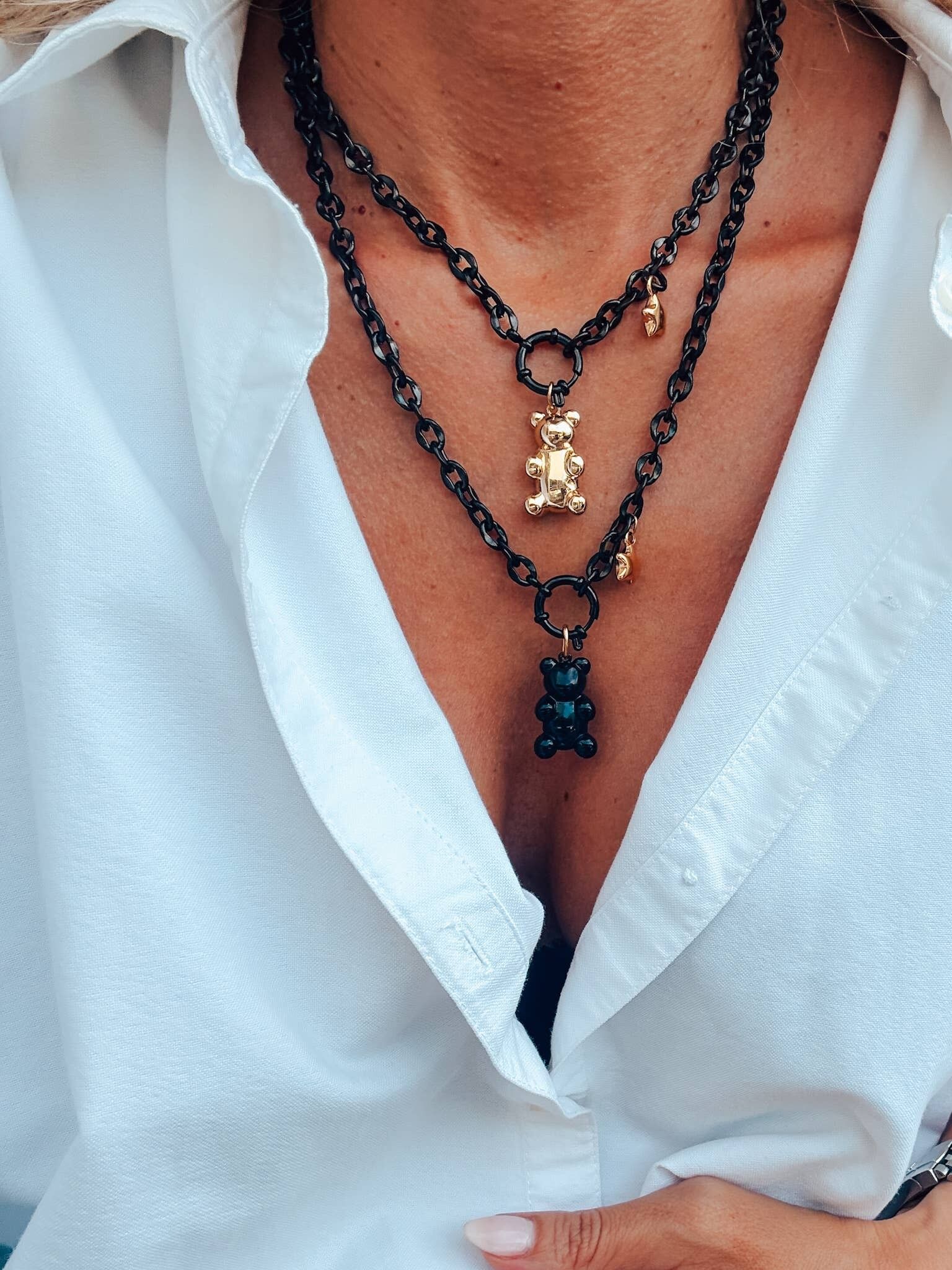 Collana a catena nera con ciondolo a forma di orsetto gommoso in oro e nero