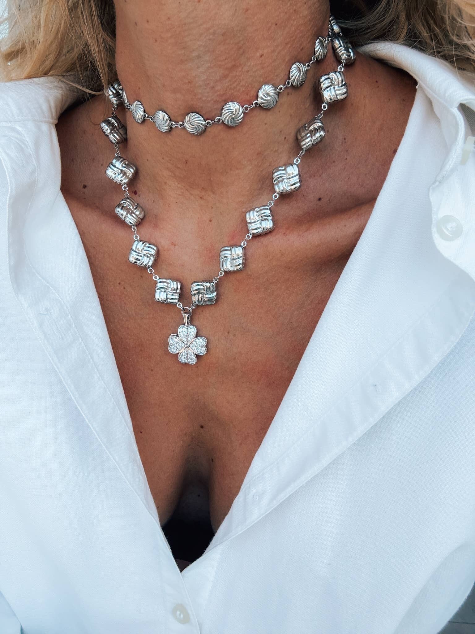 Collana a catena spessa in argento e girocollo con dettaglio a trifoglio