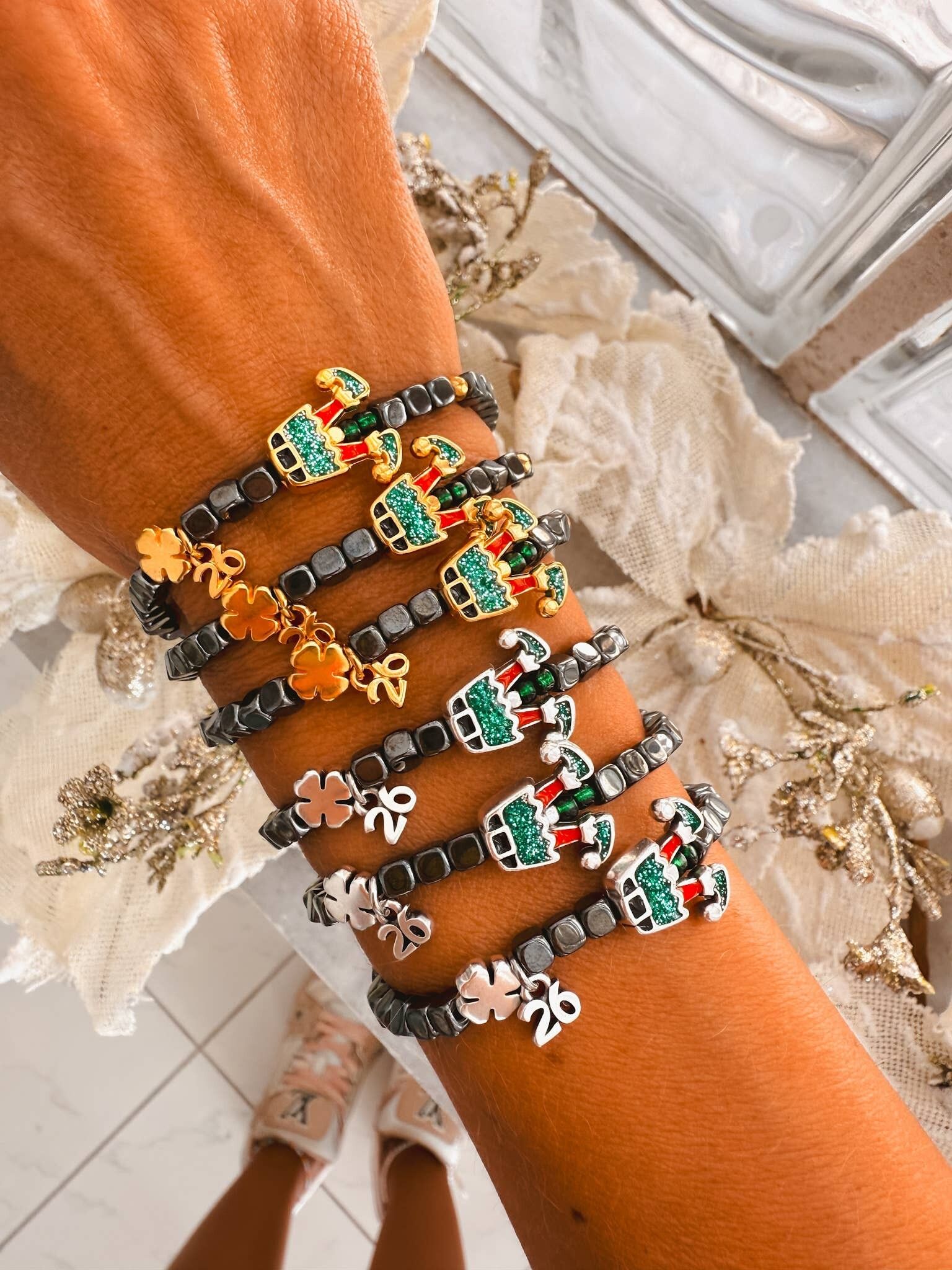 Pulseras con dijes de elfo 2026: un divertido regalo navideño 🎄