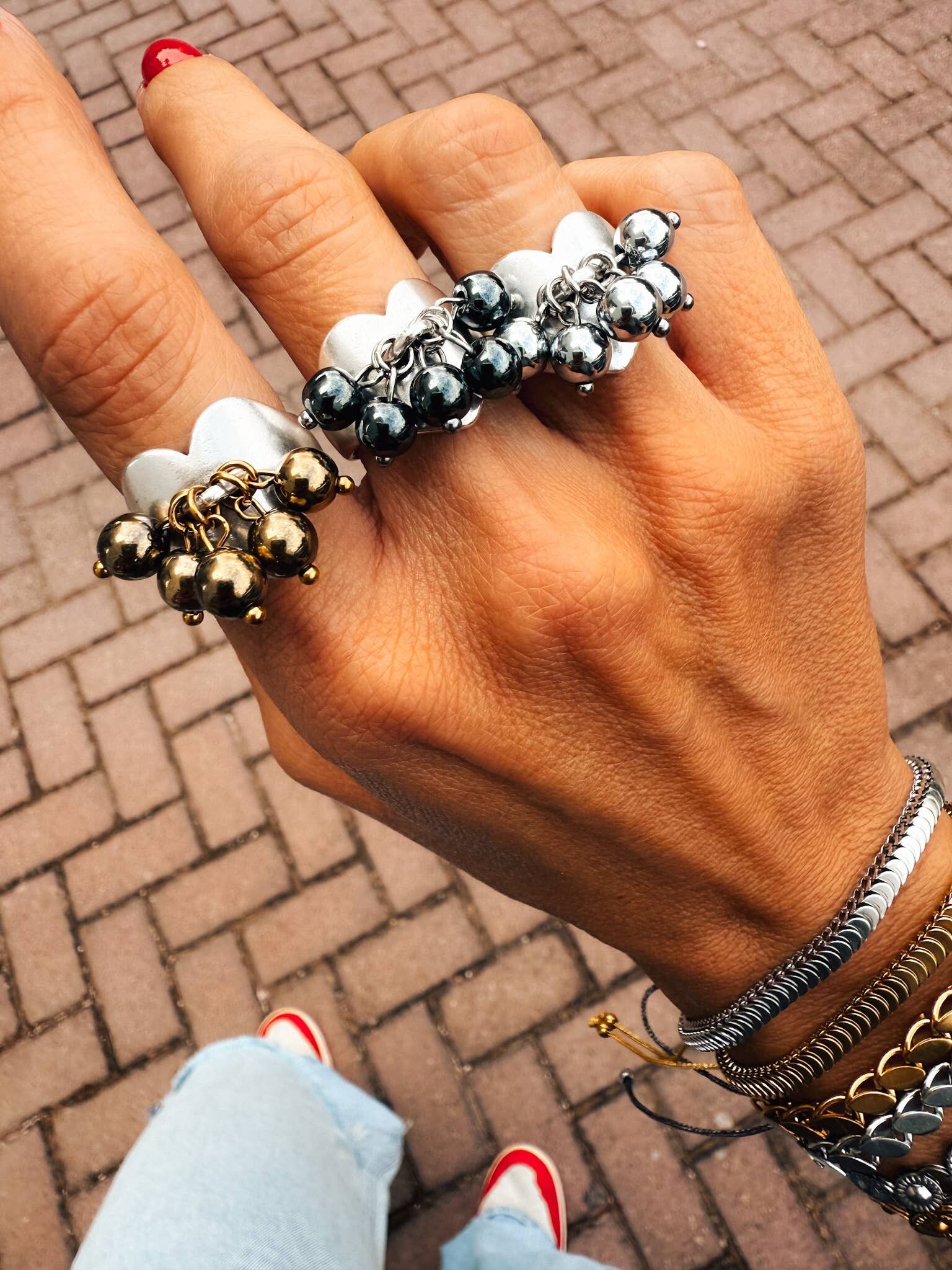 Anillos en forma de corazón con cuentas de hematita en 3 colores.