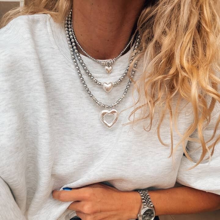 Collares de cuentas de hematita con dijes de corazón de plata