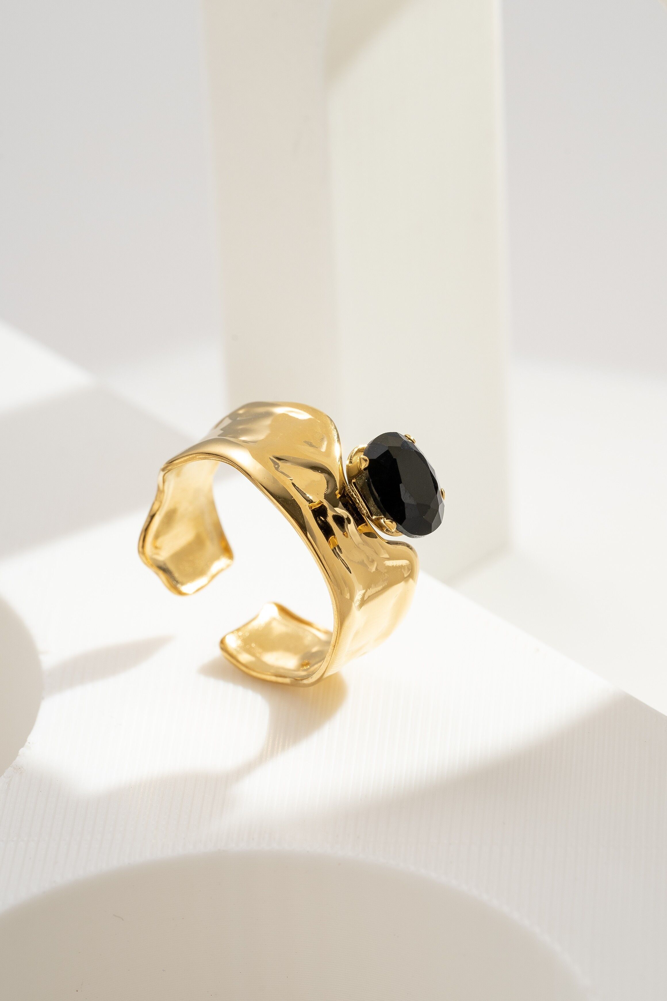 Adjustable gold-plated steel ring with faceted black crystal