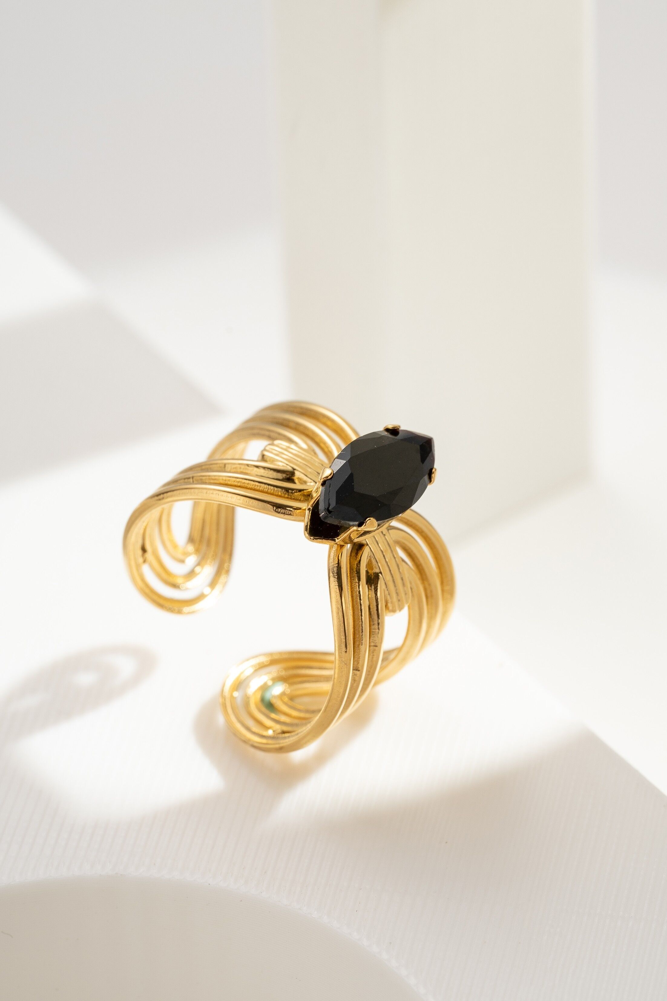 Adjustable gold-plated steel ring with black marquise crystal