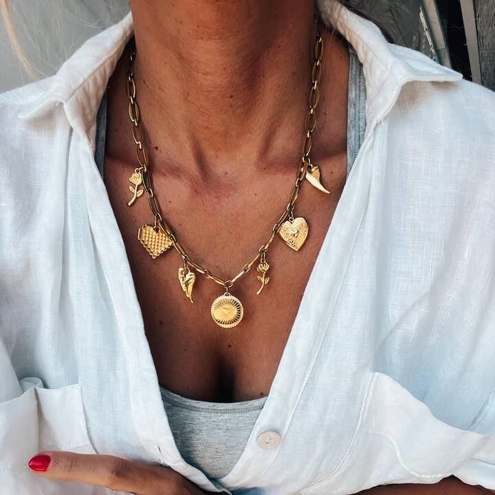 Collana con ciondolo in oro con cuori e rose