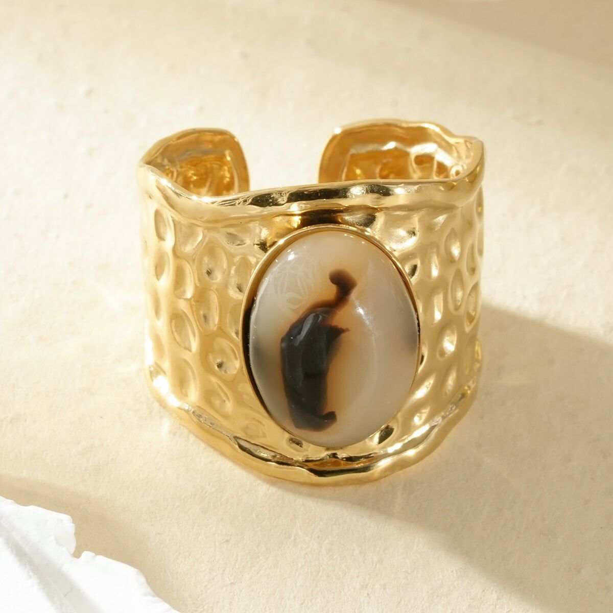 Ampia pietra ovale martellata placcata in oro regolabile con resina leopardata