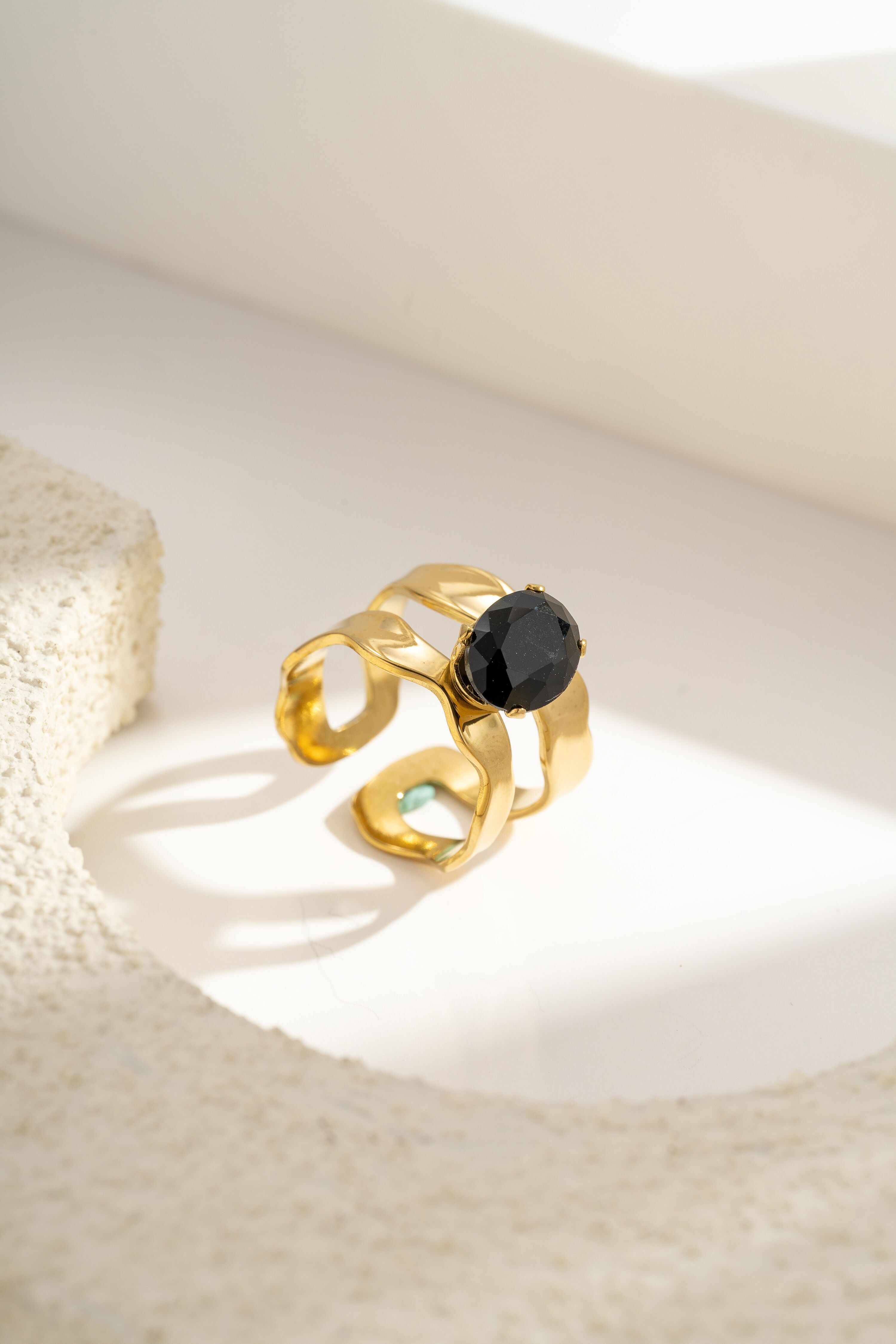 Anello regolabile in acciaio placcato oro con design aperto e grande cristallo