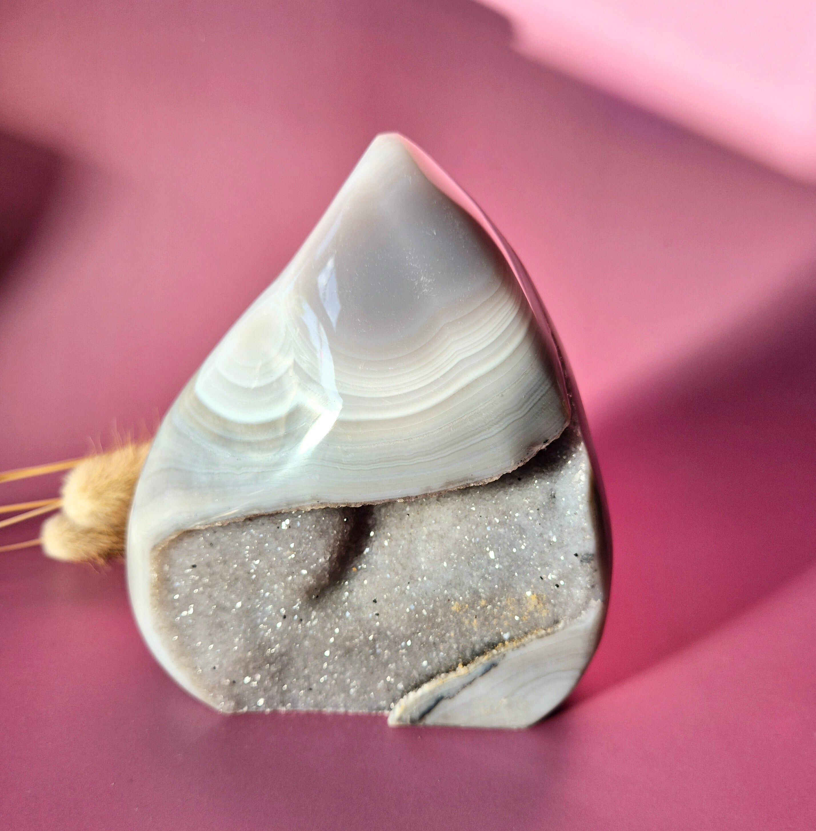 Agate grise druzy en forme de larme/flamme - Cristal de pierre précieuse sur pied - #25 700g.