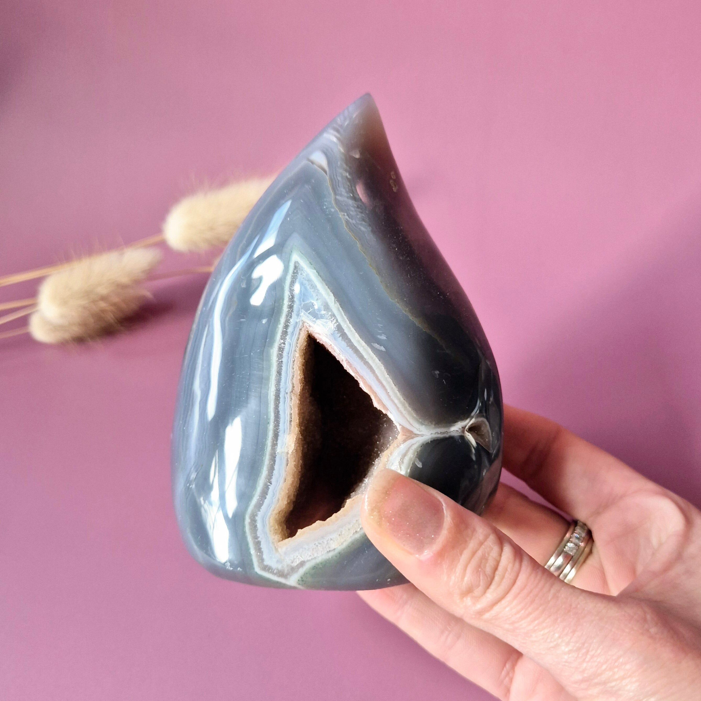 Agate grise druzy en forme de larme/flamme, pierre précieuse sur pied - #33 467g.