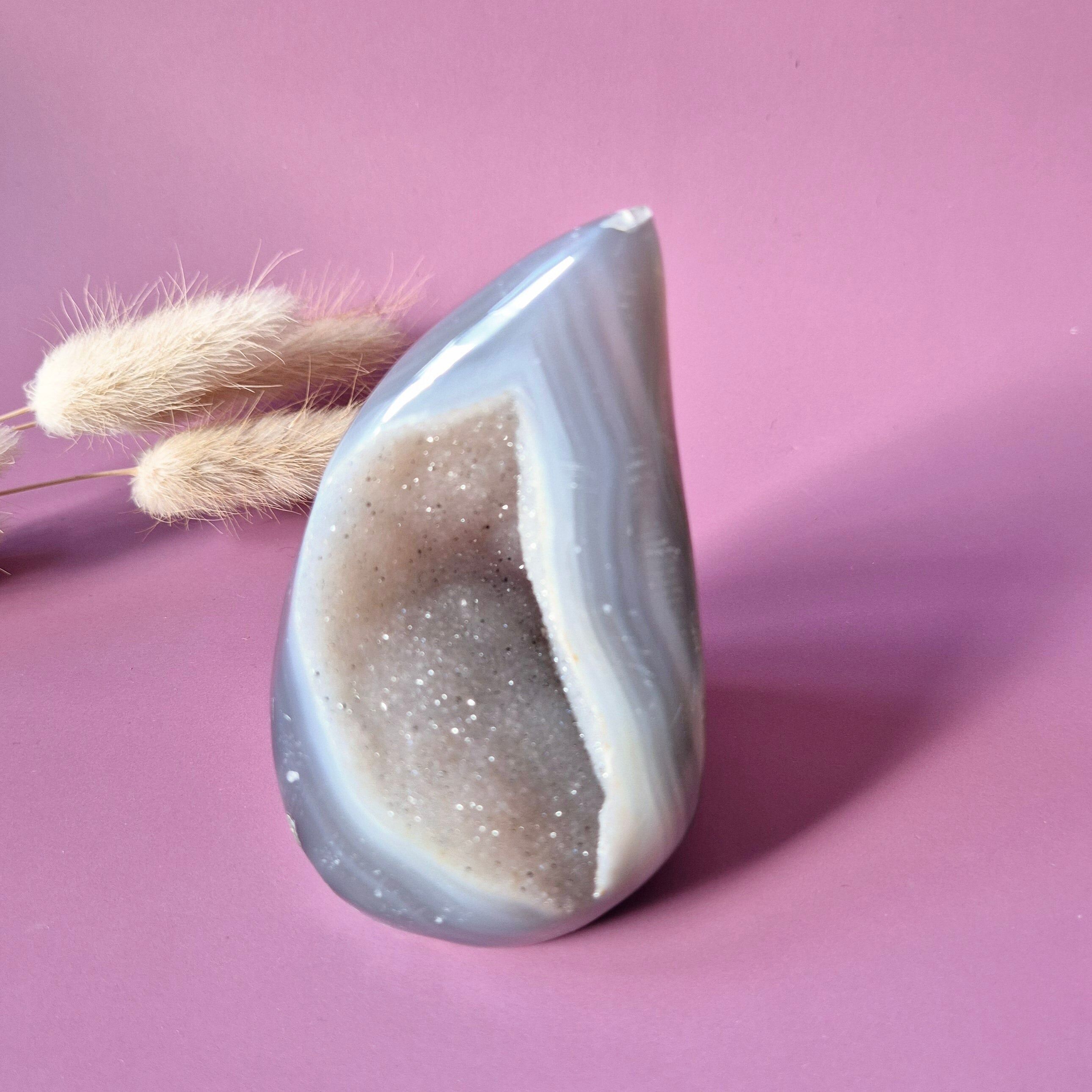 Agate druzy grise en forme de larme/flamme - Cristal sur pied n° 34, 344 g