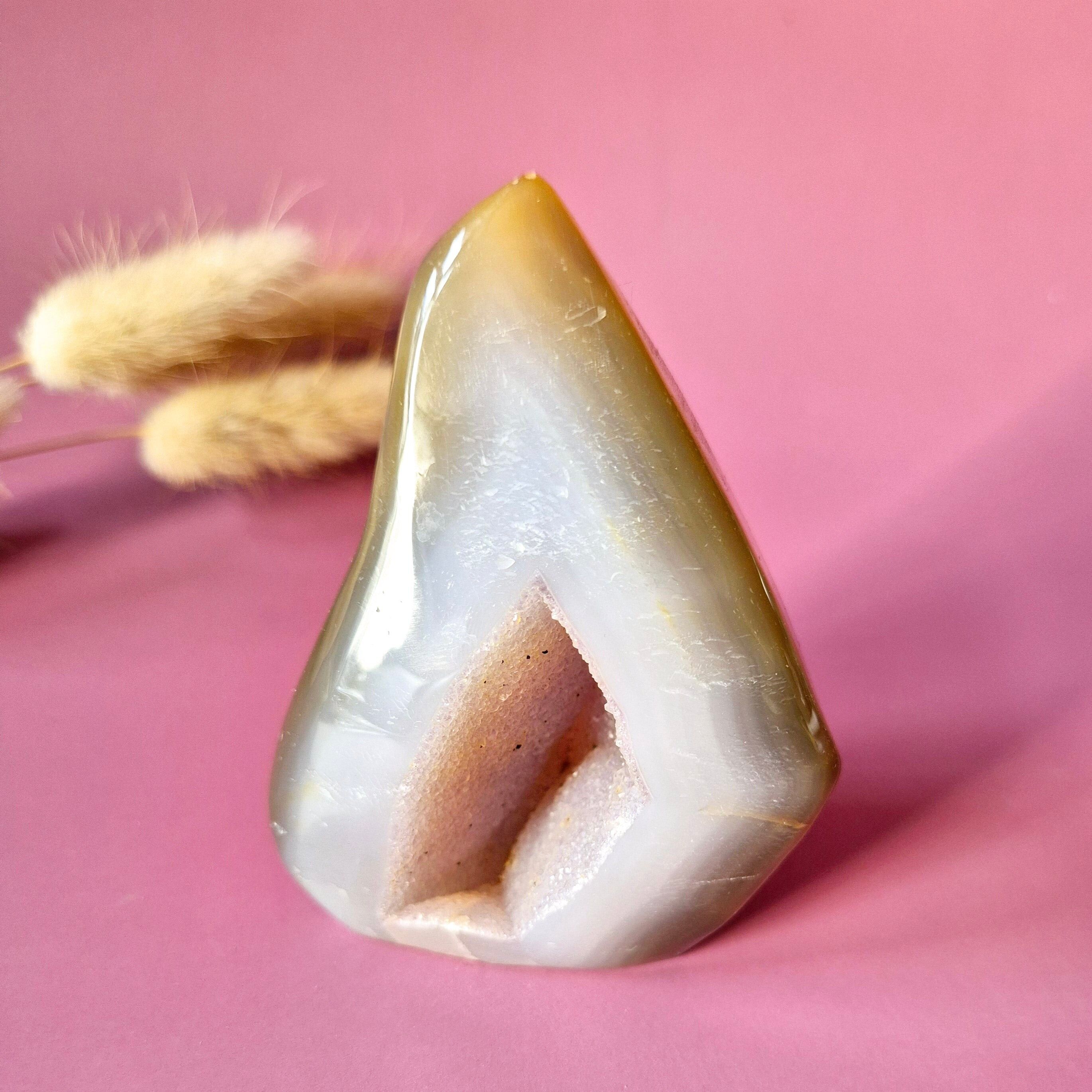 Agate druzy grise en forme de larme/flamme - Cristal sur pied n° 35, 214 g