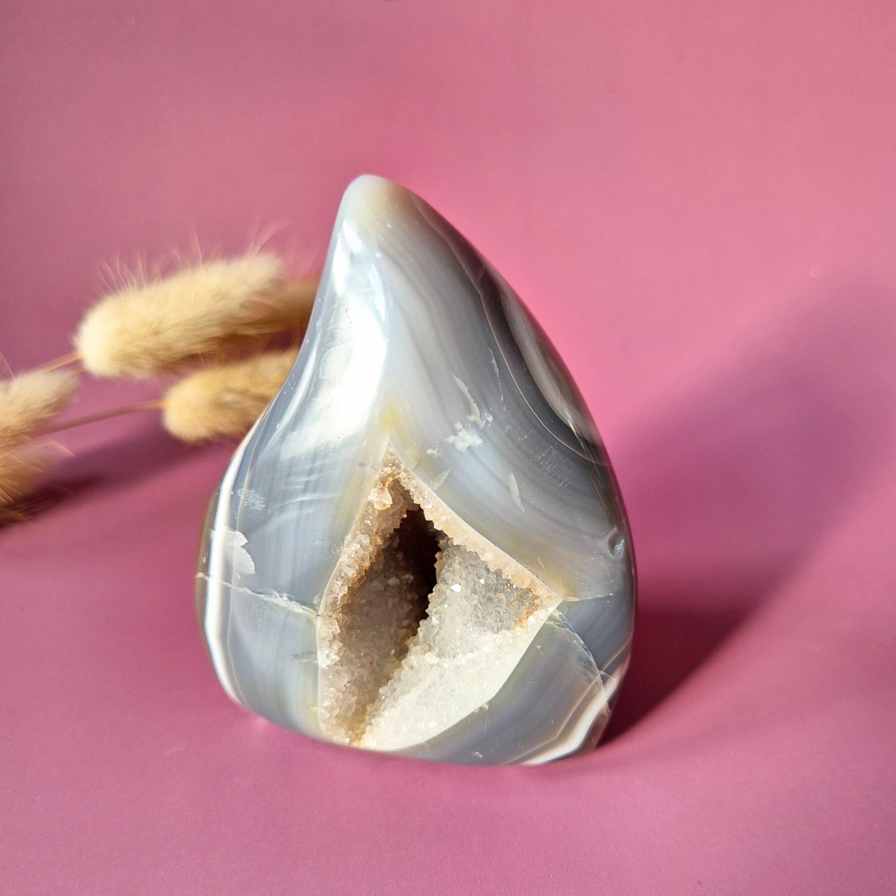 Agate grise druzy en forme de larme/flamme, pierre précieuse sur pied - #36 326g.