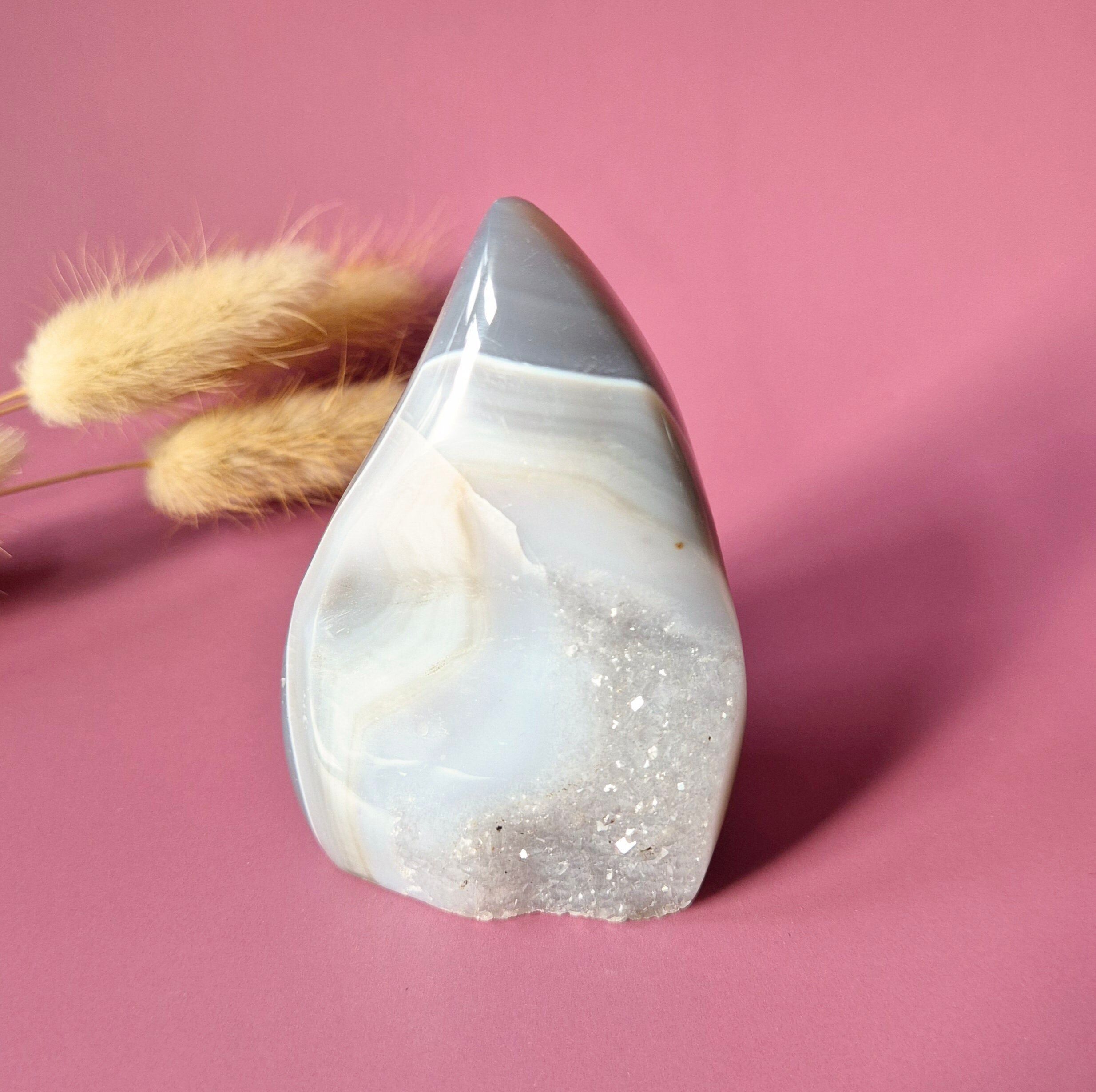 Agate grise druzy en forme de larme/flamme - Cristal sur pied n° 41, 175 g