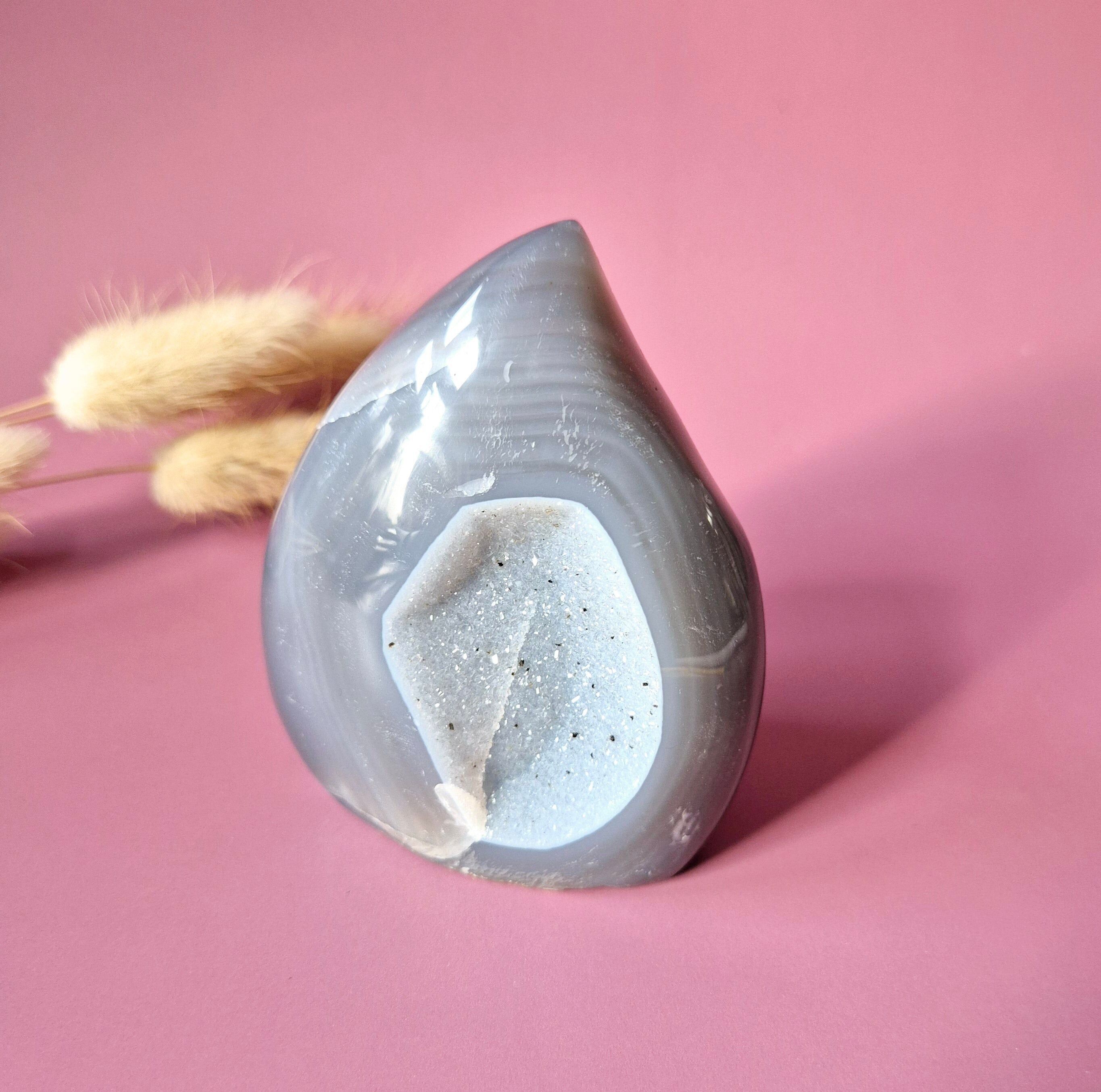 Agate grise druzy en forme de larme/flamme, pierre précieuse sur pied - #43 345g.