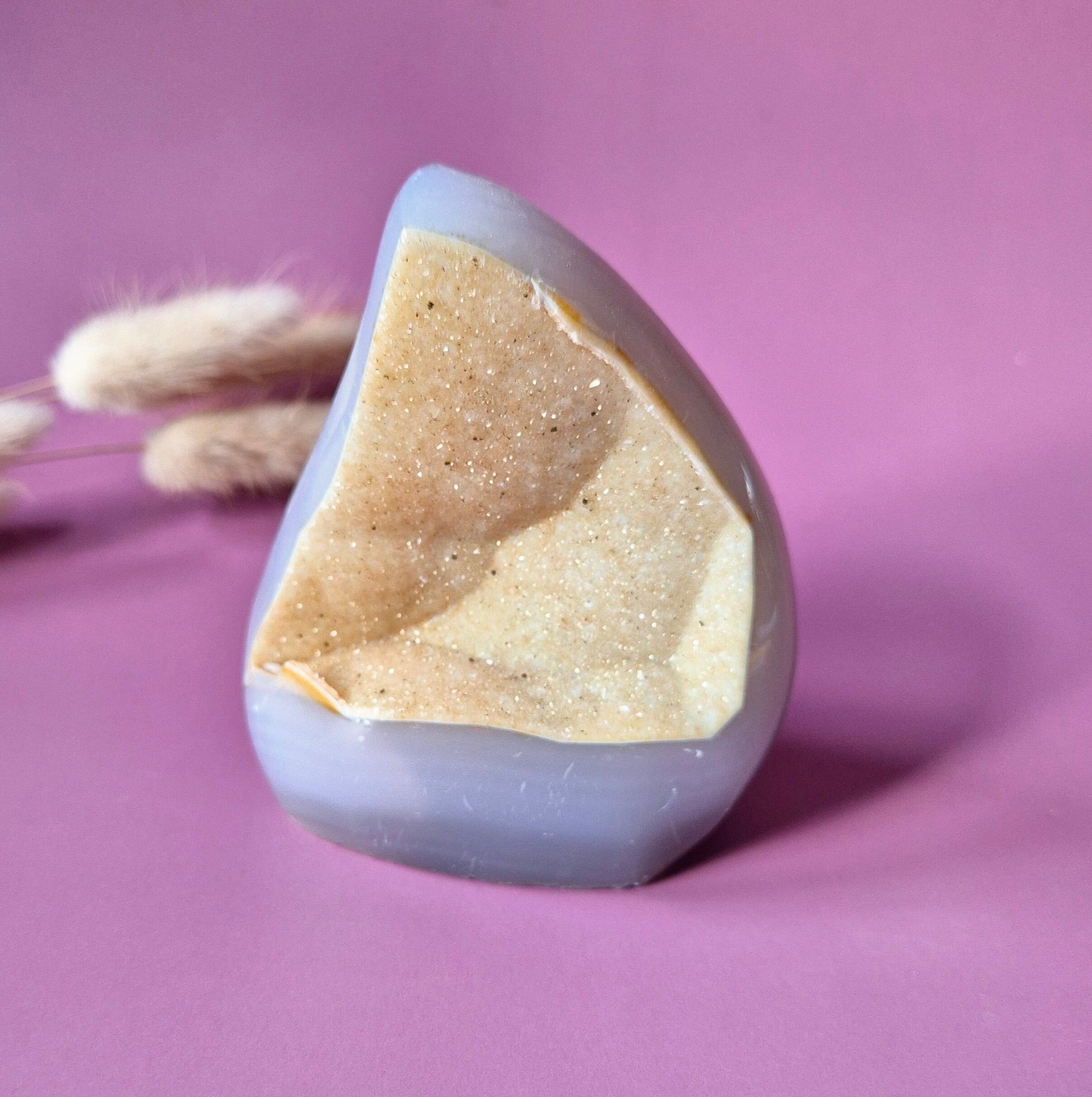 Agate grise druzy en forme de larme/flamme, pierre précieuse sur pied - #44 427g.