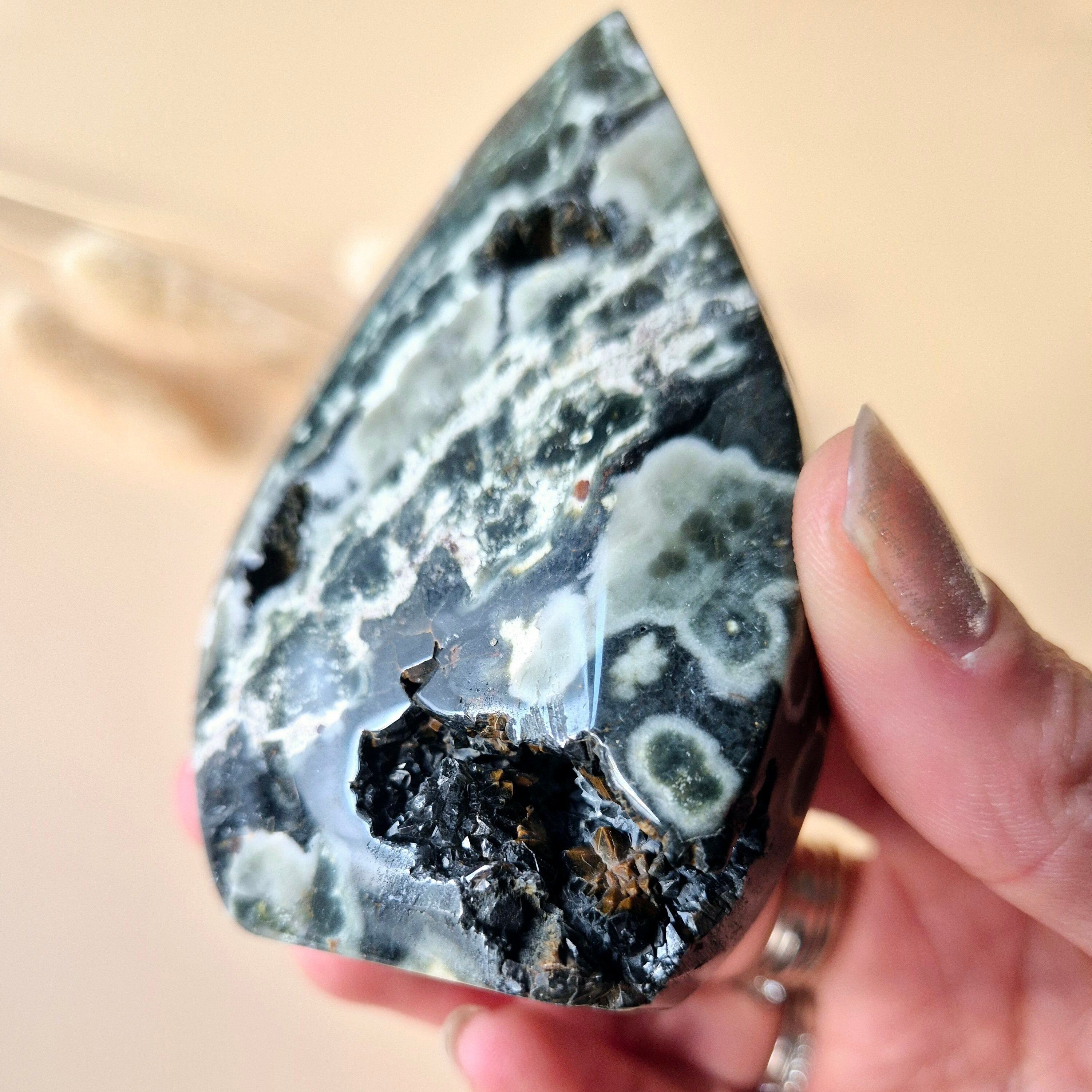 Jaspe océanique - Cristal de pierre précieuse en forme de larme druzy en forme de flamme - 1.121 grammes