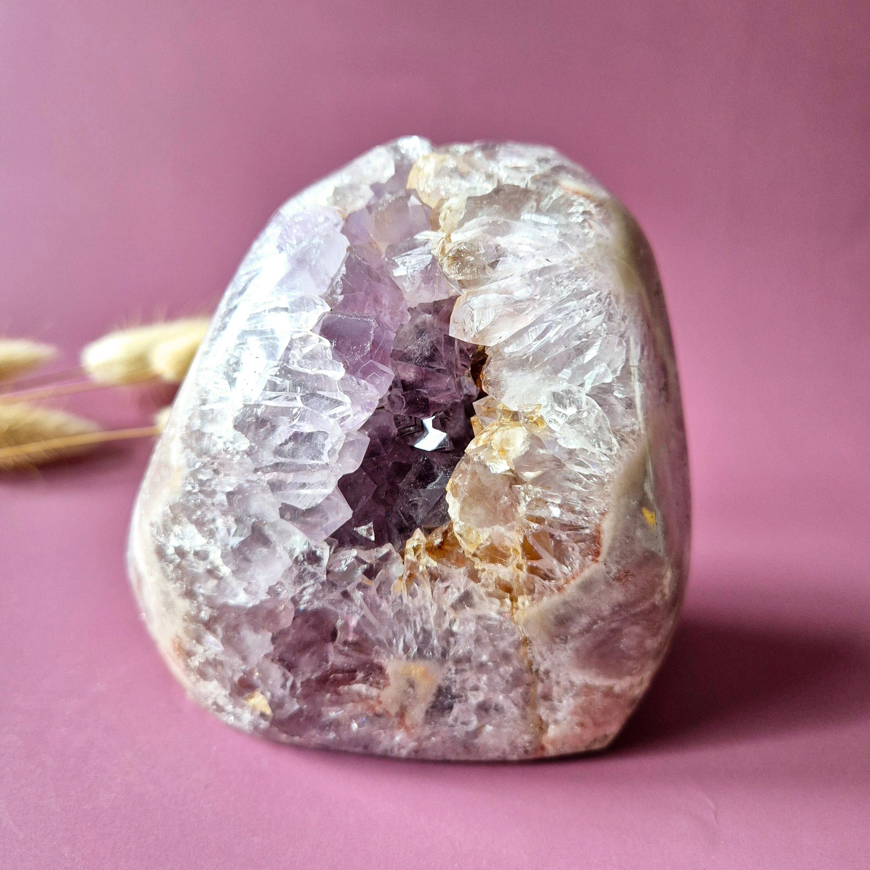 Pezzo importante XL in pietra preziosa, druzy, geode di ametista rosa, forma libera, 1025 grammi