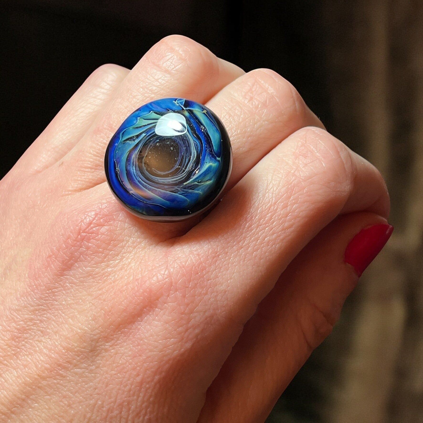 Saldi - Anello cabochon in vetro lavorato a lume