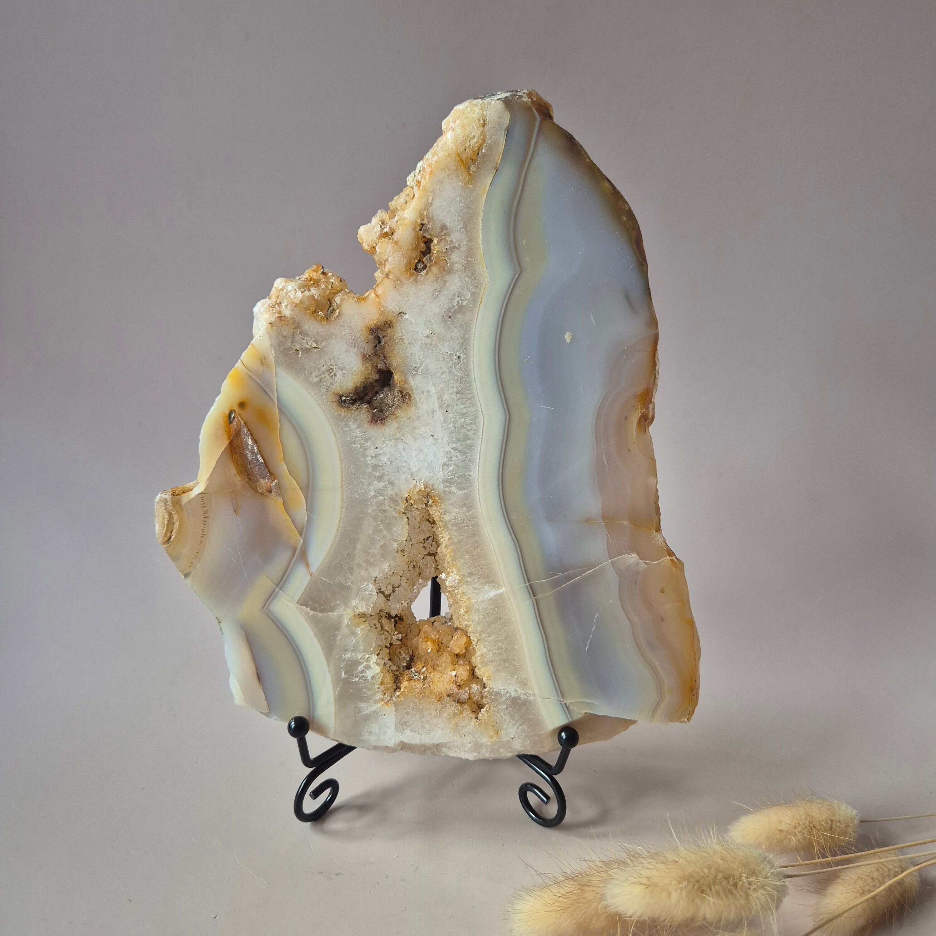 Disco de amatista rosa drusa XL de 623 g (con soporte de metal)