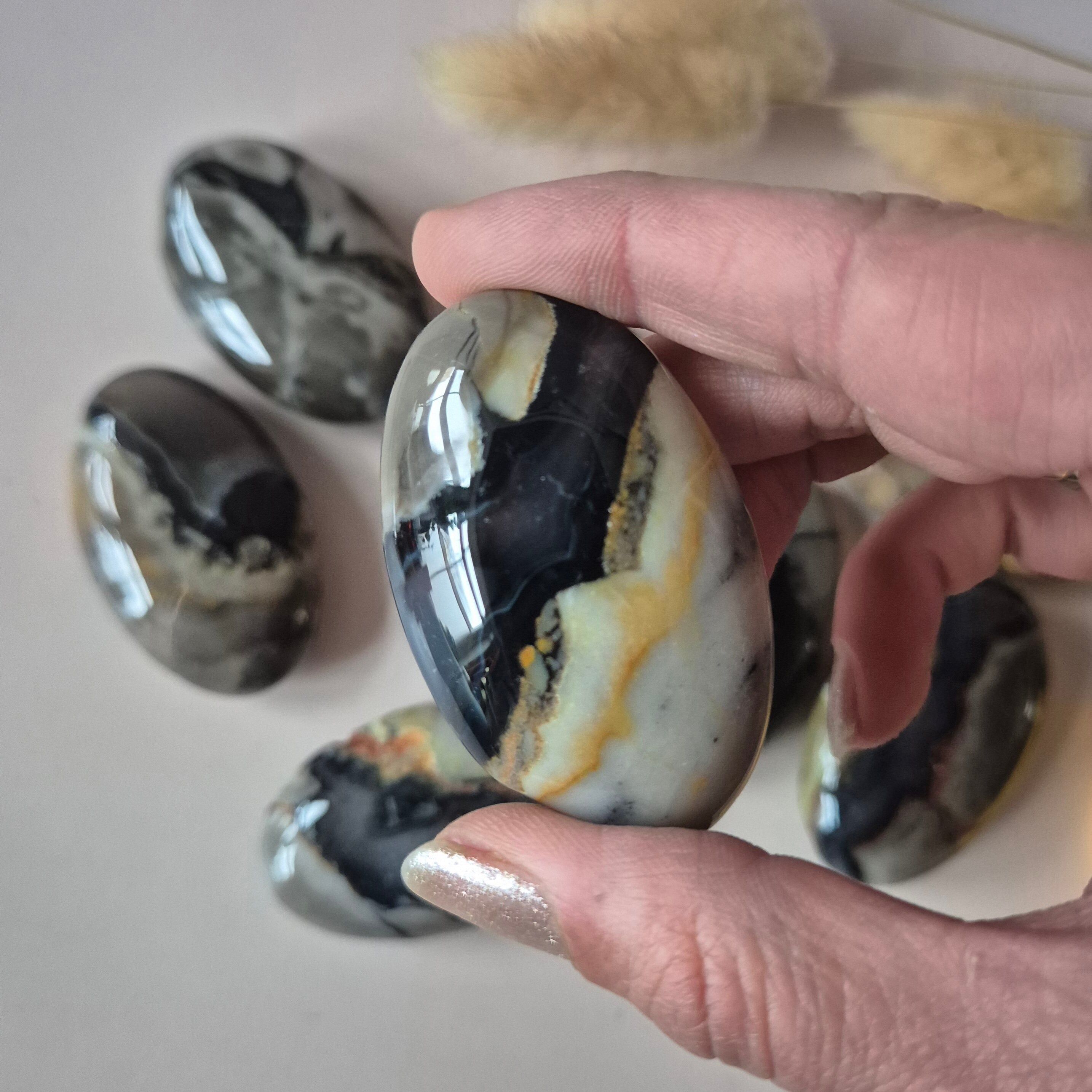 Piedra preciosa de ágata volcánica reactiva a los rayos UV - Piedra de palma - Piedra de mano